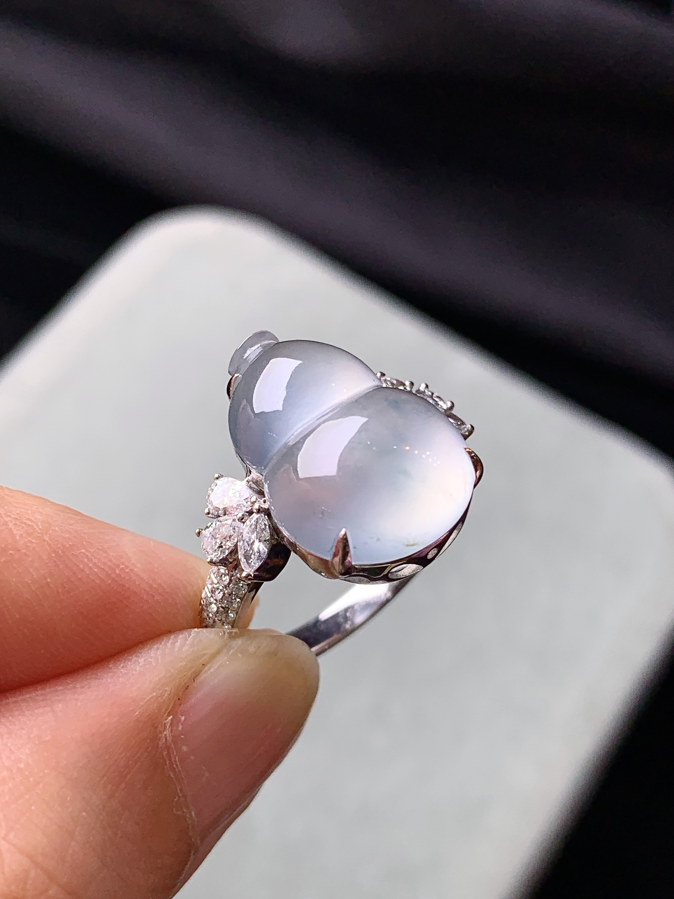 18k金钻镶嵌冰种葫芦戒指 玉质细腻 色泽艳丽清新 水润亮眼 圈口14 裸石尺寸16.6*11.8*