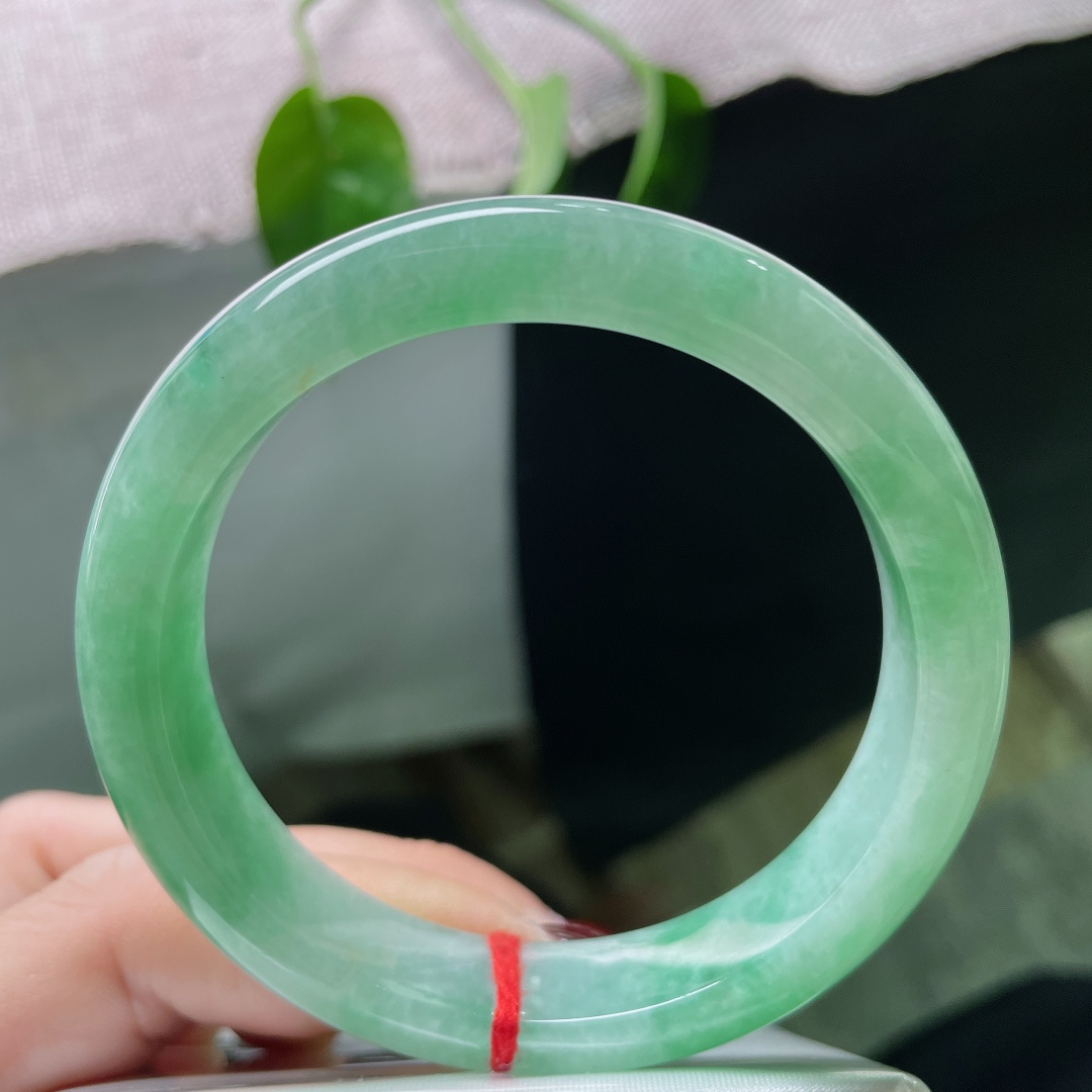 56.2/12.1/7.9，绿底正圈，将一整个盎然的夏天，藏进盈盈一方。一点洒金不明显，皮纹，ss50678a