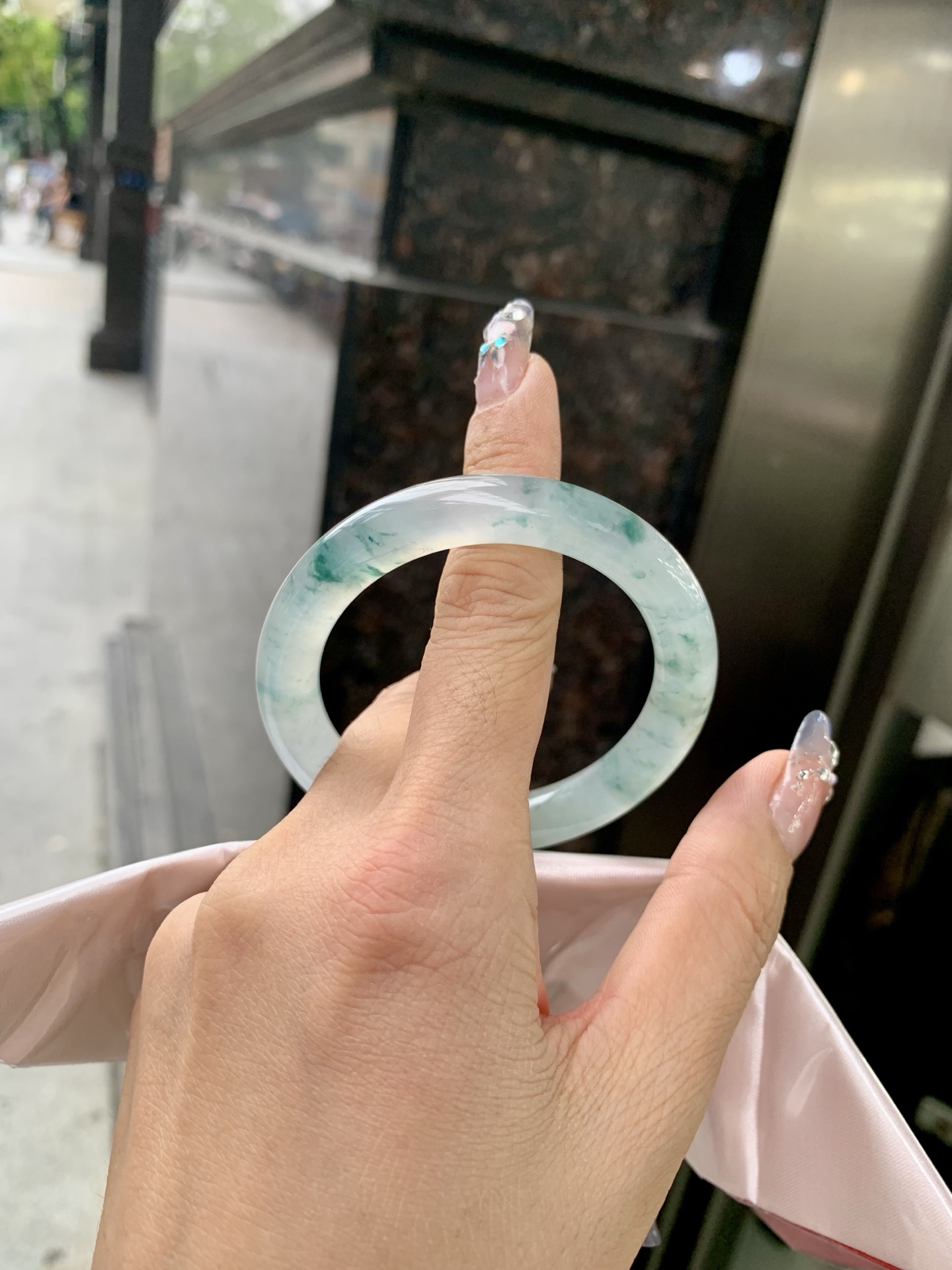 冰飘花圆条，50.5/8.9/9，0417-N465，打灯细纹，不影响，底妆冰透，胶润细腻，蓝花灵动飘逸，勾勒出一幅唯美诗意的山水意境画，古典优雅又秀气，有纹