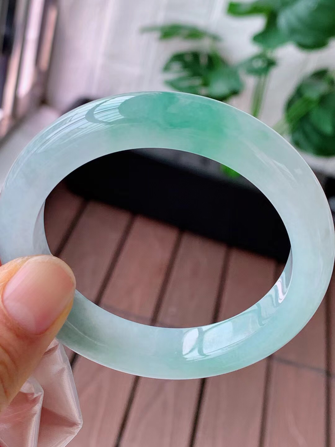 【翡翠名称】老坑种冰飘花54.5正圈口手镯
【翡翠尺寸】54.5/11.8/8.9mm适合53.5-56正圈口佩戴
【翡翠描述】宝贝种老水足，玉质细腻，色泽靓丽，性价比高，佩戴效果好！
【其它赠送】权威证书/精美挂绳盒子/支持全国复检