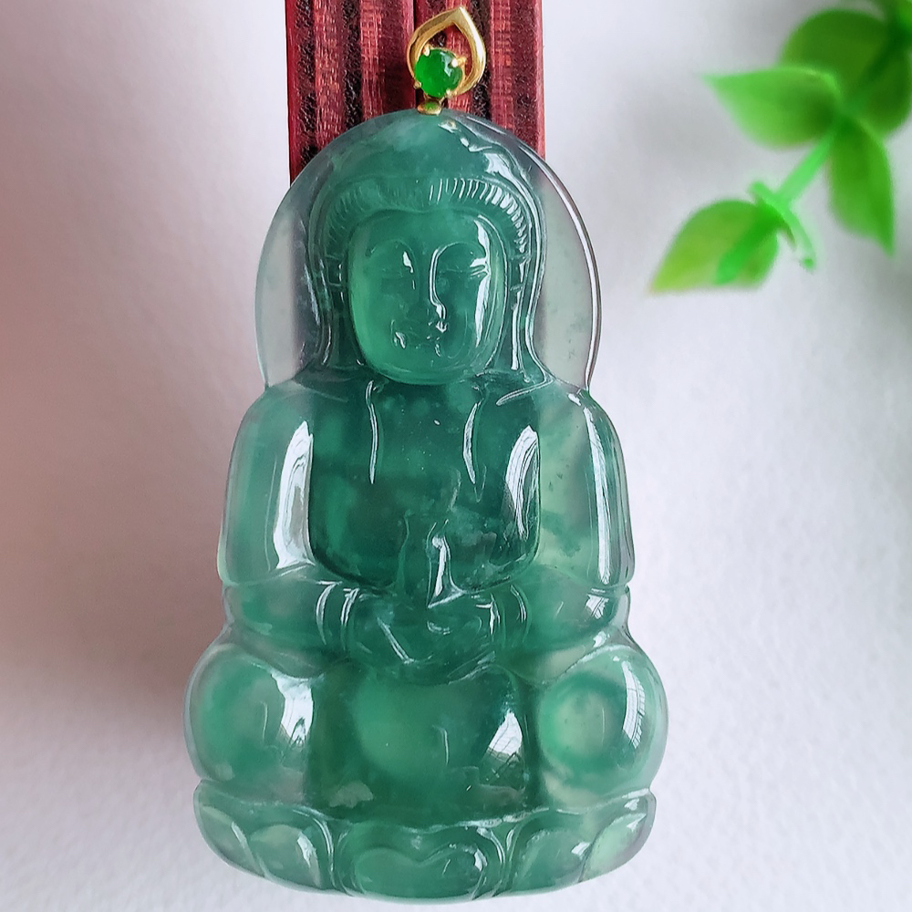 18k金扣蓝冰精雕观音吊坠，法相端庄大气，工艺精湛，种色浓郁，细腻饱满冰润，种老水足，收藏佳品，佩戴大气  W01.16   尺寸：42.5-26-3.6mm