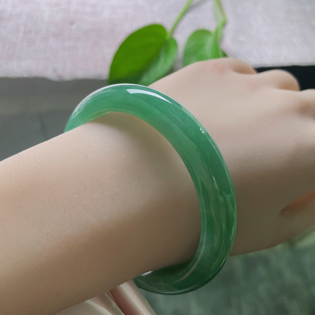 57.4/11.4/7.7，绿底正圈，水润细腻，盈盈一水间，脉脉不语。乌鸡，无裂，ss50932a