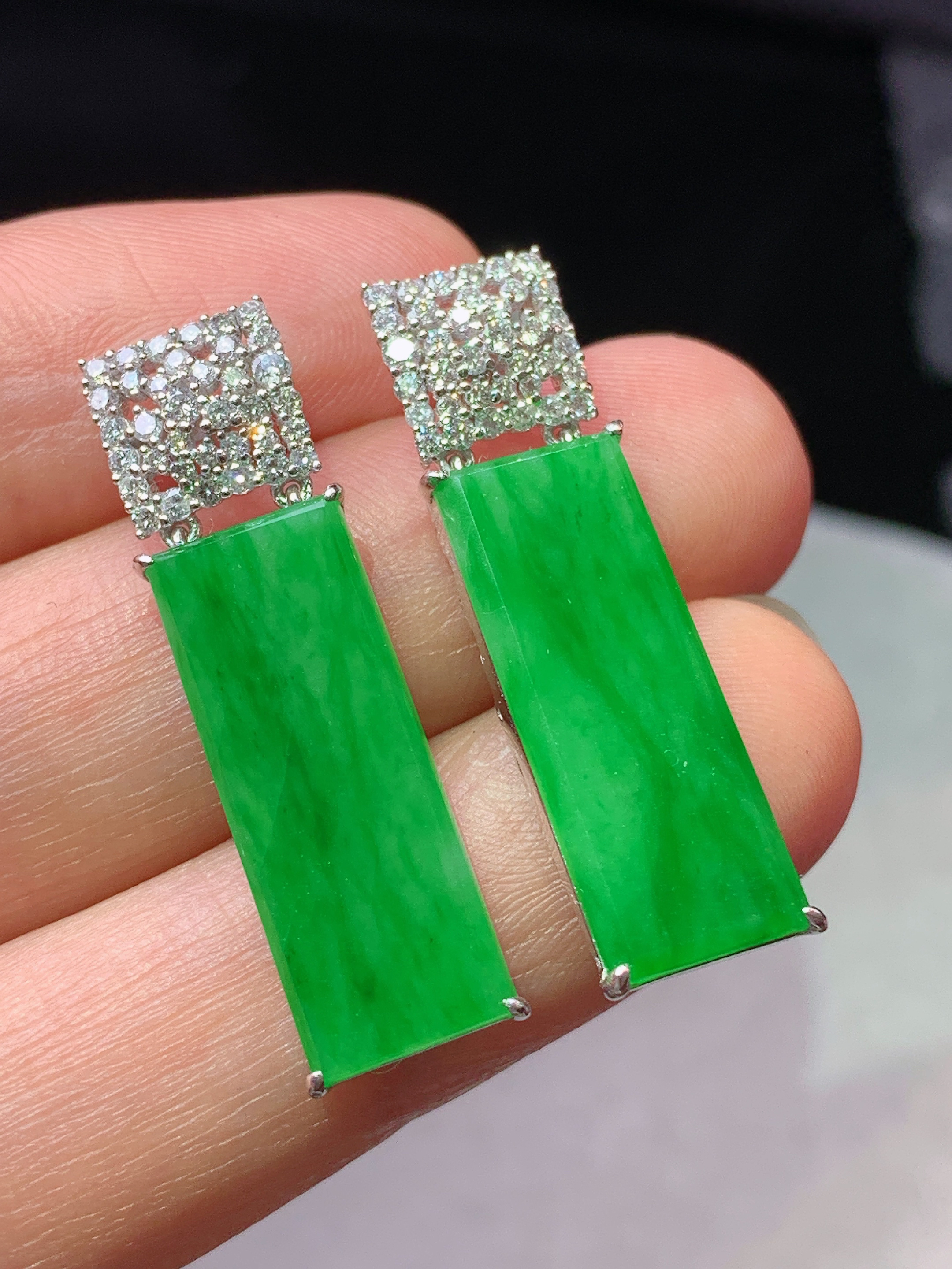 18k金钻镶嵌阳绿无事牌耳坠 玉质细腻 色泽艳丽清新 水润亮眼 整体尺寸29*8*3.8m5