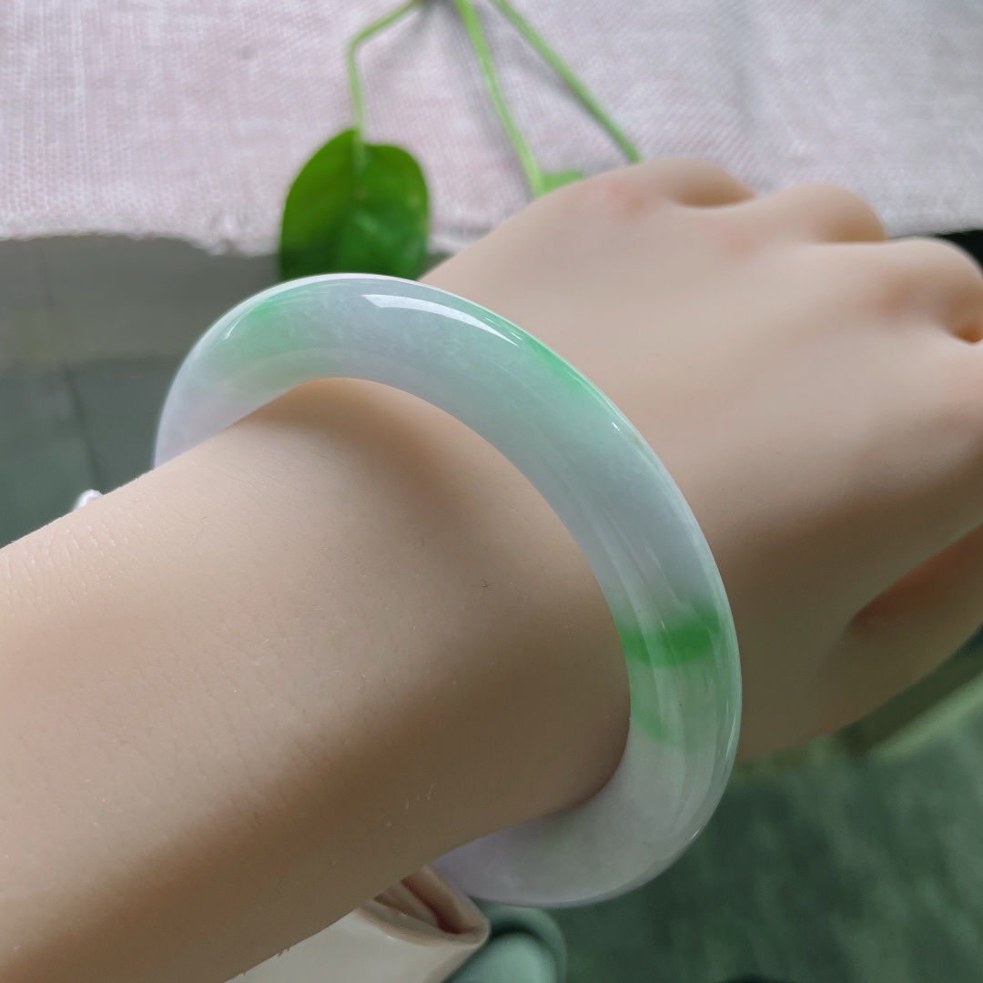 57/10.5春彩圆镯，水润细腻，春风有信，花开有期。紫霞栖于腕，翠色落于心。无裂，ss50741a