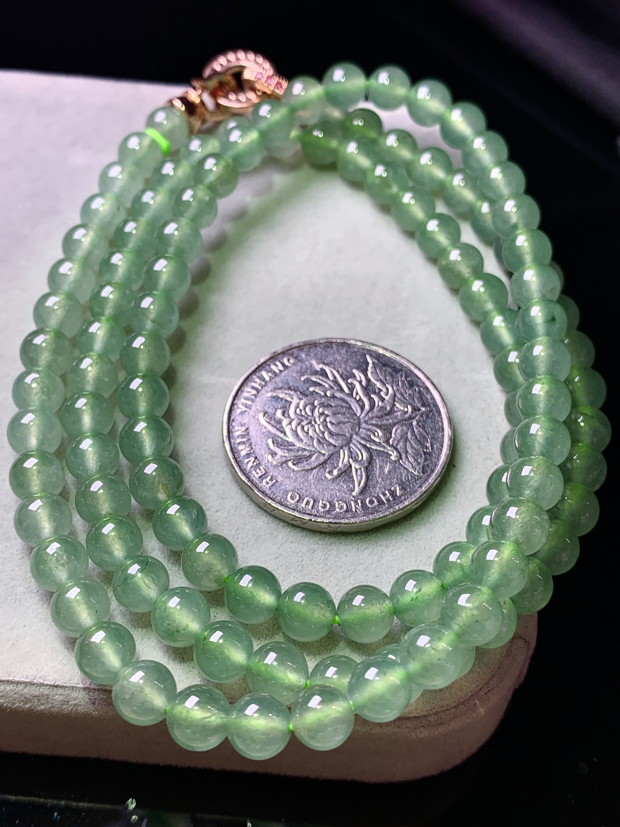 冰种浅绿圆珠项链 玉质细腻 色泽艳丽清新 水润亮眼 整体尺寸5.3c5