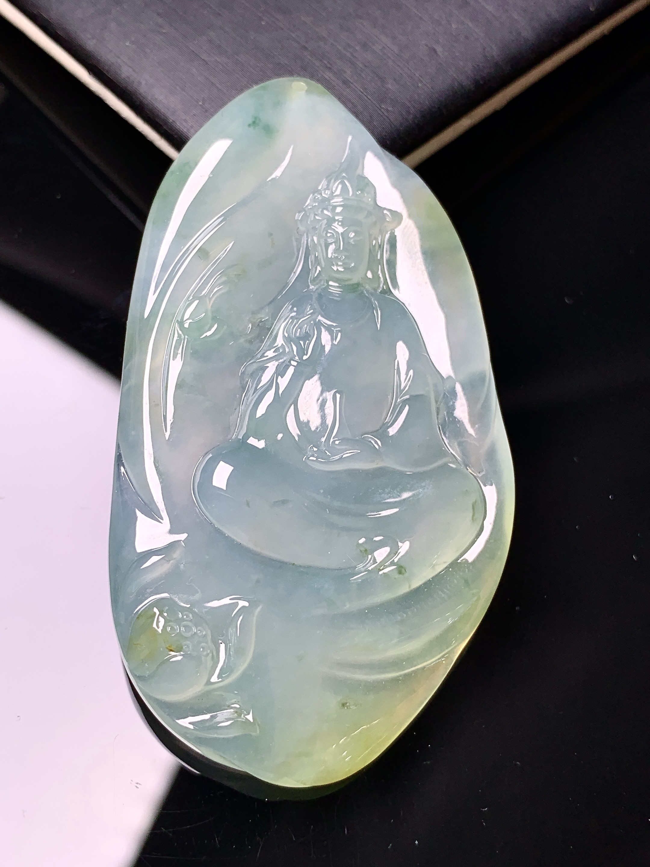 飘冰黄翡观音菩萨吊坠 玉质细腻 色泽艳丽清新 水润亮眼 整体尺寸57*31.3*5.5x7