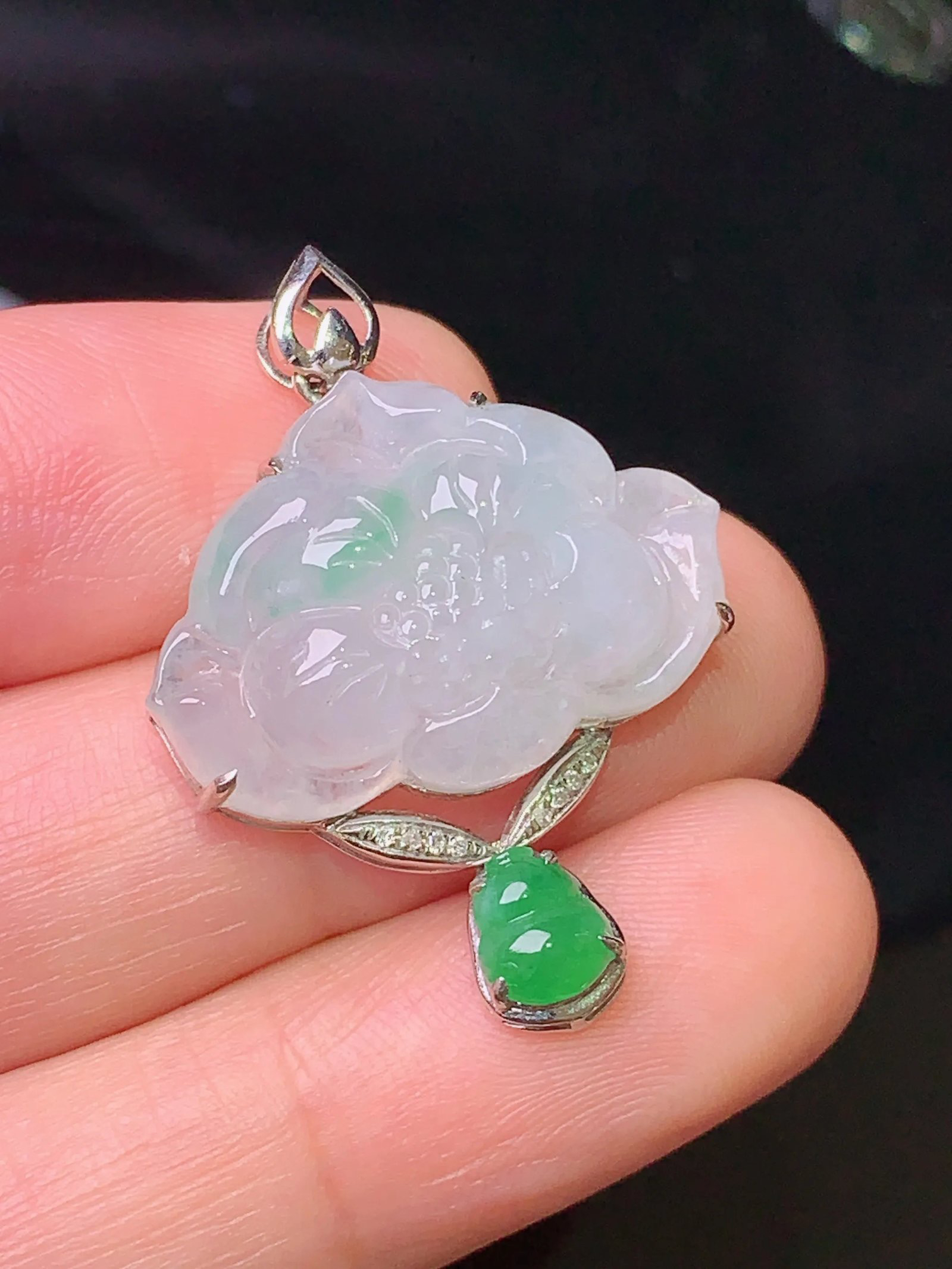 18k金钻镶嵌飘绿莲花吊坠 玉质细腻 色泽艳丽 整体尺寸32*23*7.3m1