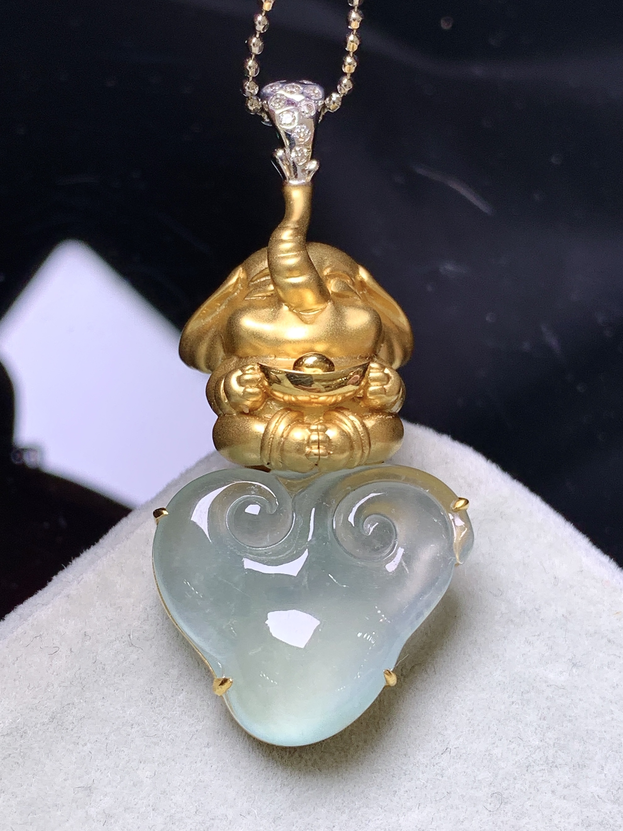 18k金钻镶嵌冰种如意吊坠 玉质细腻 色泽艳丽清新 水润亮眼 整体尺寸42.6*20*7.2m5