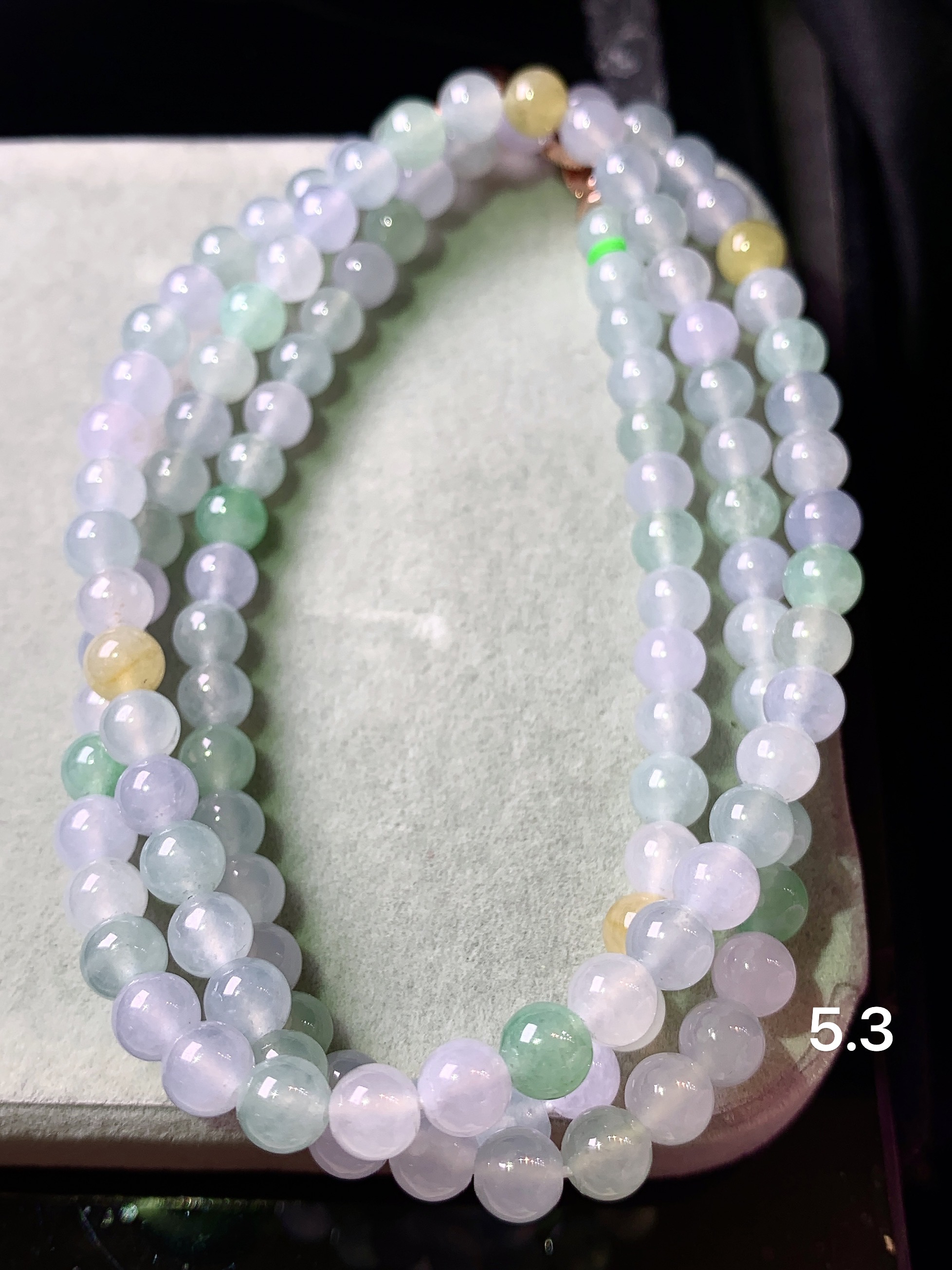 淡多彩圆珠项链 玉质细腻 色泽艳丽清新 水润亮眼 整体尺寸5.3c5