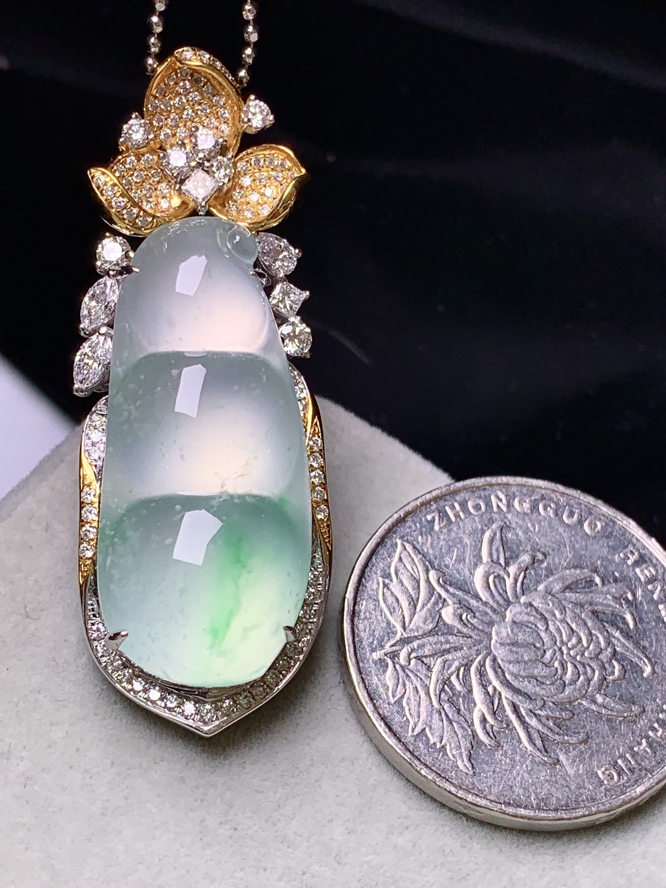 18k金钻镶嵌冰种飘绿四季豆吊坠 玉质细腻 色泽艳丽清新 水润亮眼 整体尺寸43.5*16.2*9.6m5