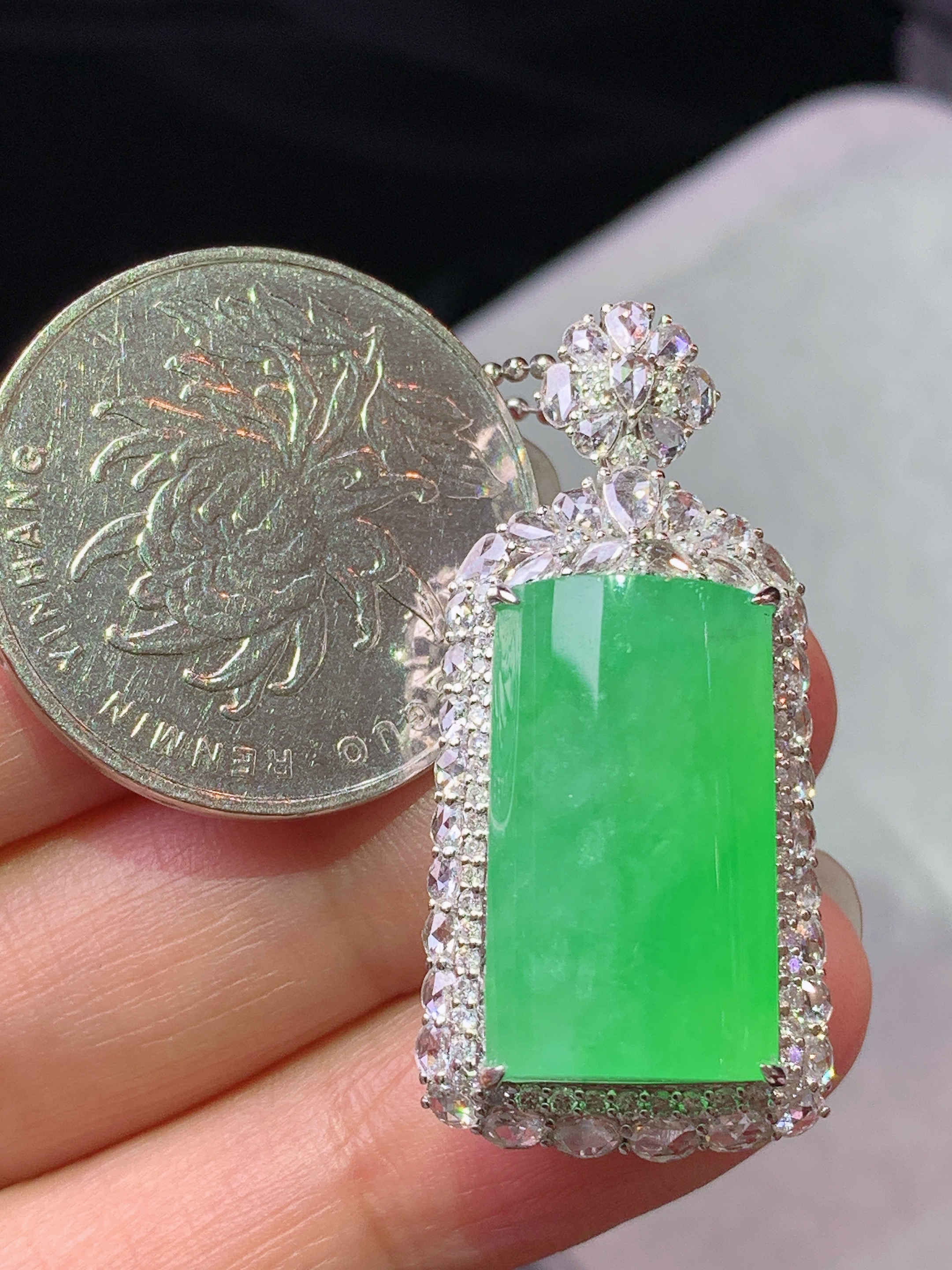 18k金钻镶嵌冰阳绿玉柱吊坠 玉质细腻 色泽艳丽清新 水润亮眼 整体尺寸36*17*12.3m3