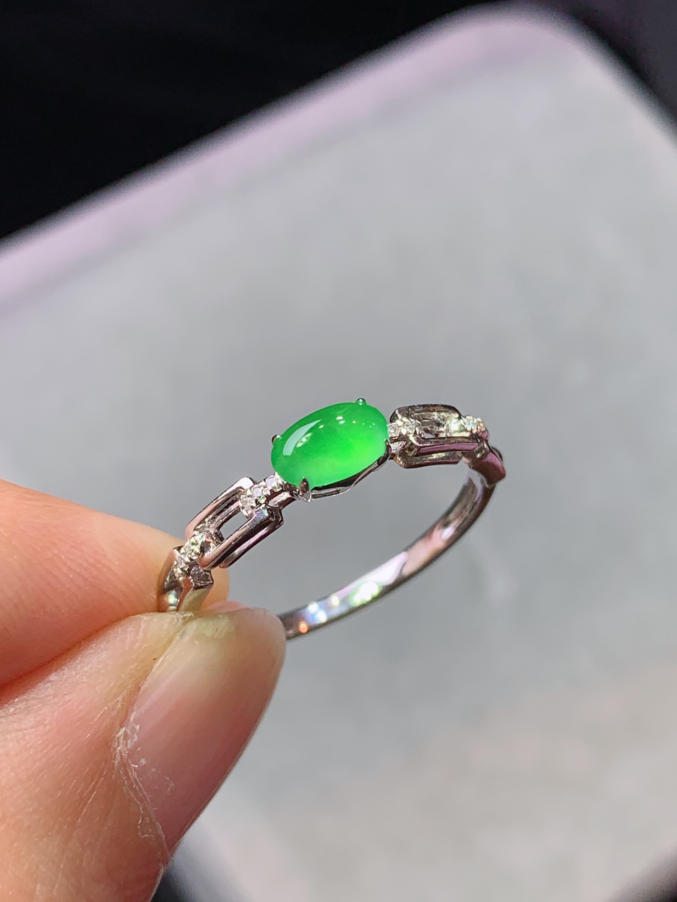 18k金钻镶嵌冰阳绿蛋面戒指 玉质细腻 色泽艳丽清新 水润亮眼 圈口14.5 裸石尺寸6*3.5*2.2m3