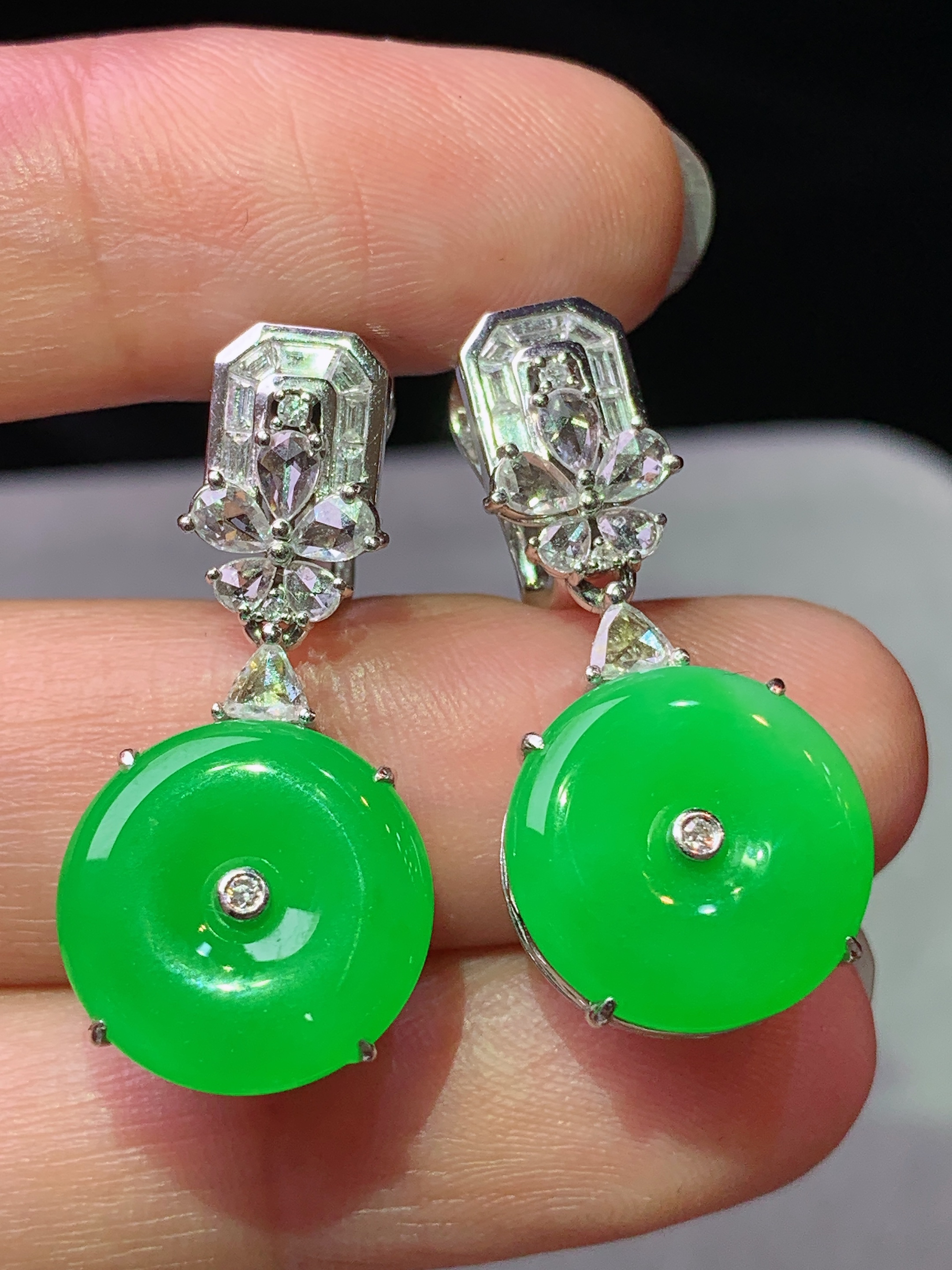 18k金钻镶嵌阳绿平安扣耳坠 玉质细腻 色泽艳丽清新 水润亮眼 整体尺寸28*13.2*5.8g1