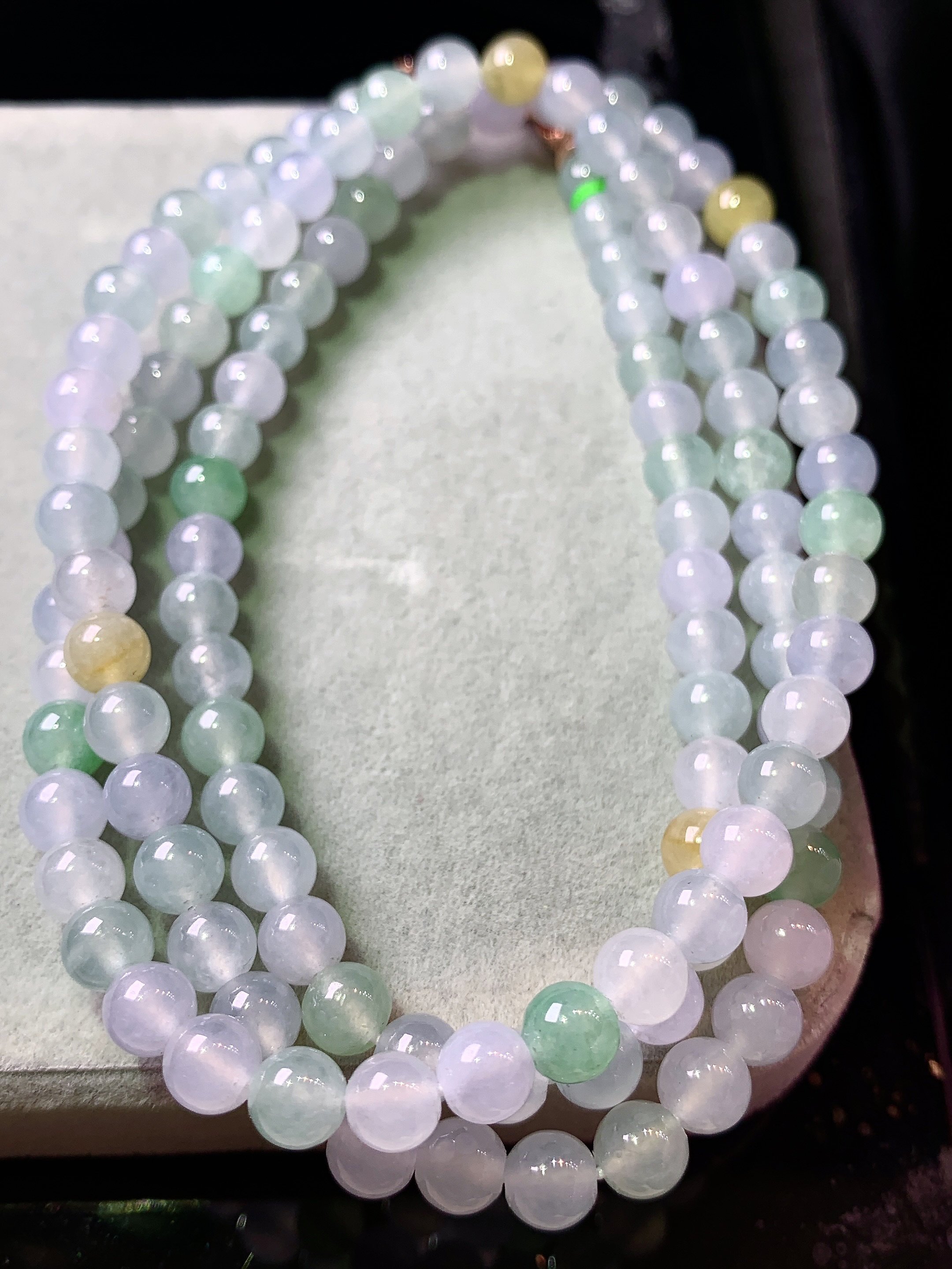 淡多彩圆珠项链 玉质细腻 色泽艳丽清新 水润亮眼 整体尺寸5.3c5