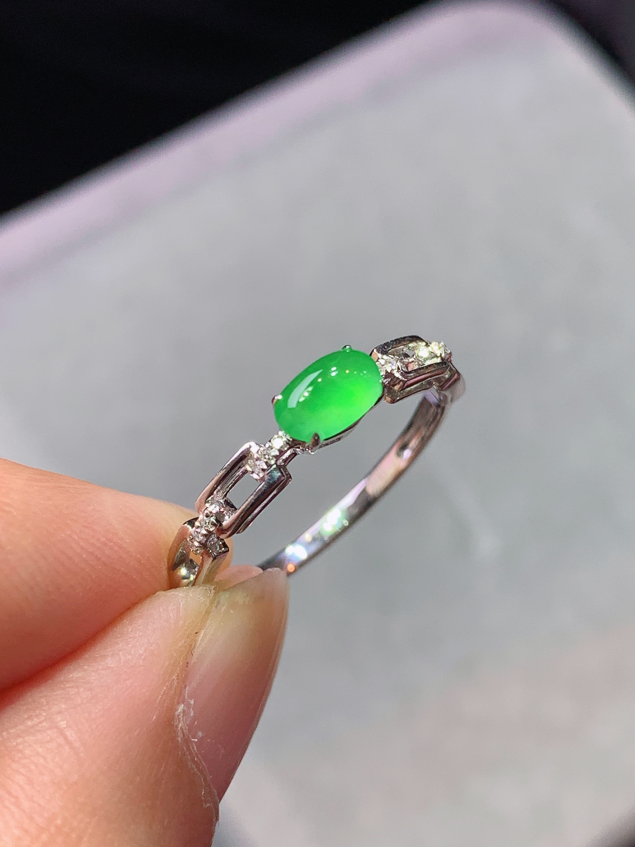 18k金钻镶嵌冰阳绿蛋面戒指 玉质细腻 色泽艳丽清新 水润亮眼 圈口14.5 裸石尺寸6*3.5*2.2m3