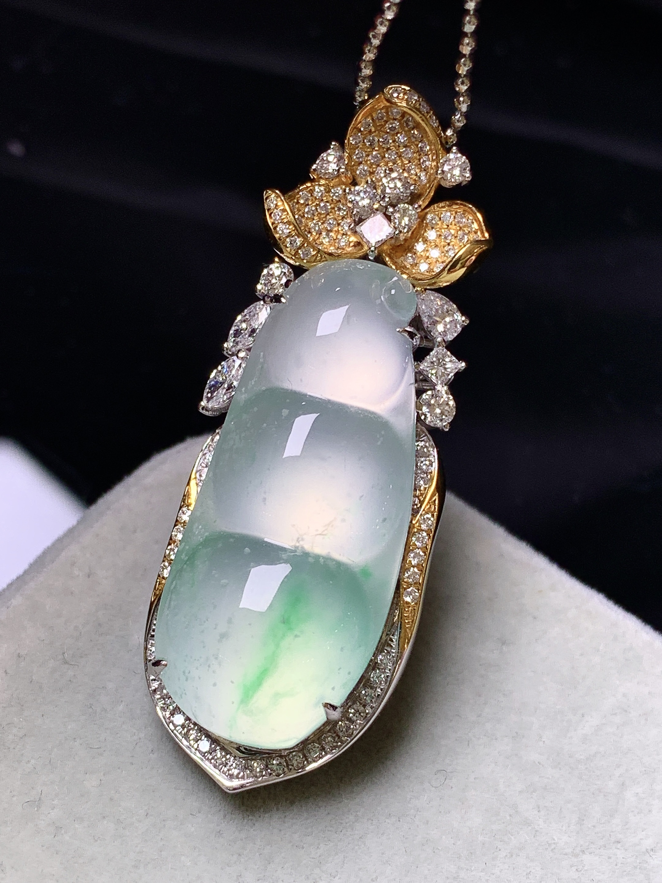 18k金钻镶嵌冰种飘绿四季豆吊坠 玉质细腻 色泽艳丽清新 水润亮眼 整体尺寸43.5*16.2*9.6m5