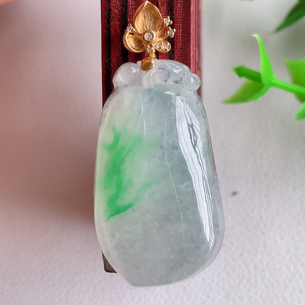 18k金扣冰润飘绿福瓜翡翠吊坠，呱呱来财，福气满满的美好寓意，清新自然  沁人心脾，造型独特，清秀高雅  W01.16  整体尺寸：42-19-6.8mm   裸石尺寸：34-19-6.8mm