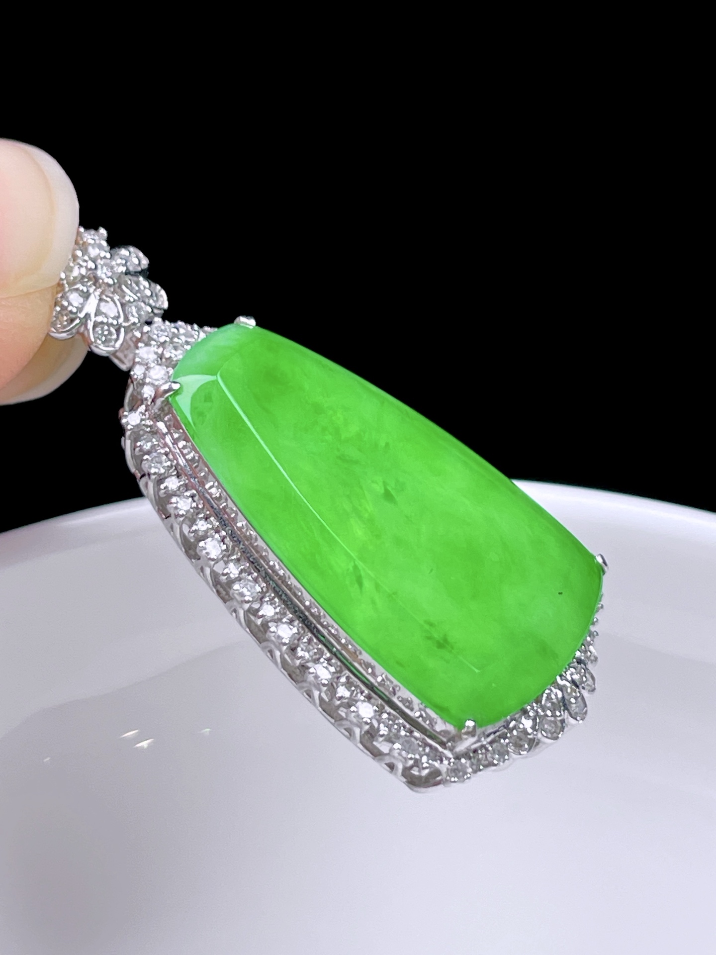 ️ 冰种阳绿无事牌 色泽鲜艳，种老水润，18k金镶嵌 整体：35.6/17.3/8.6 裸石：23.3/14.7