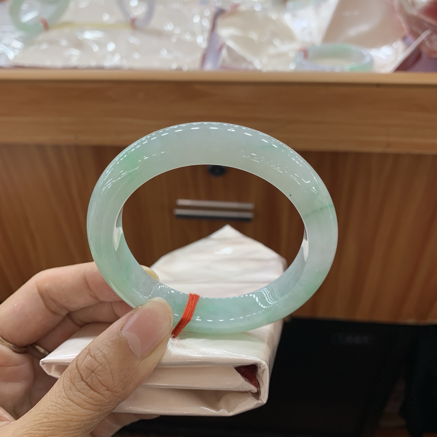 041608MMJ飘绿正圈翡翠手镯56-11.8-8.9