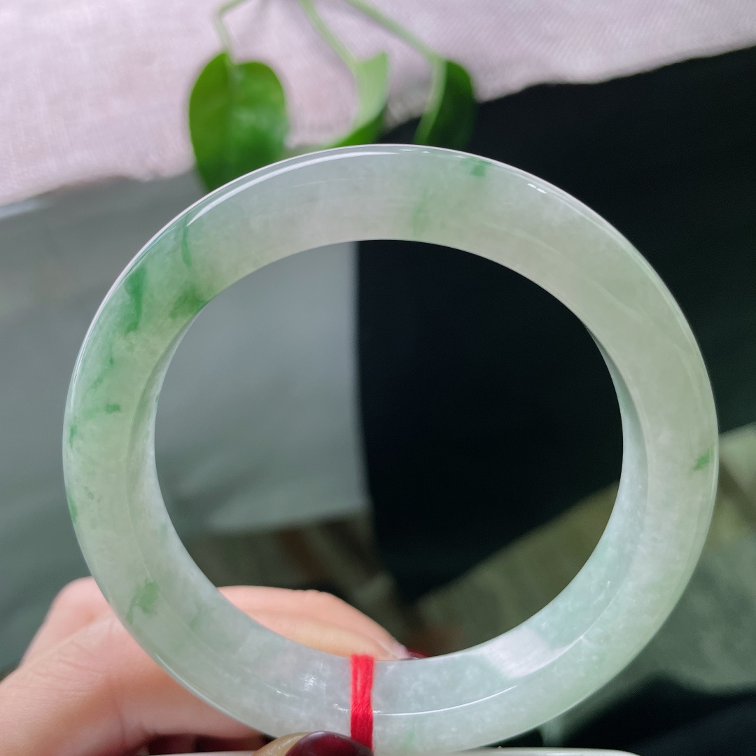 57/12/8.9，飘花正圈，一缕翠色游冰底，恍若春水初生时。无裂，ss50767a