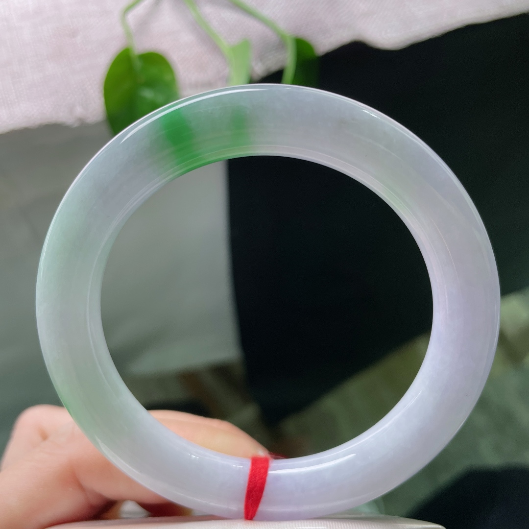 57/10.5春彩圆镯，水润细腻，春风有信，花开有期。紫霞栖于腕，翠色落于心。无裂，ss50741a