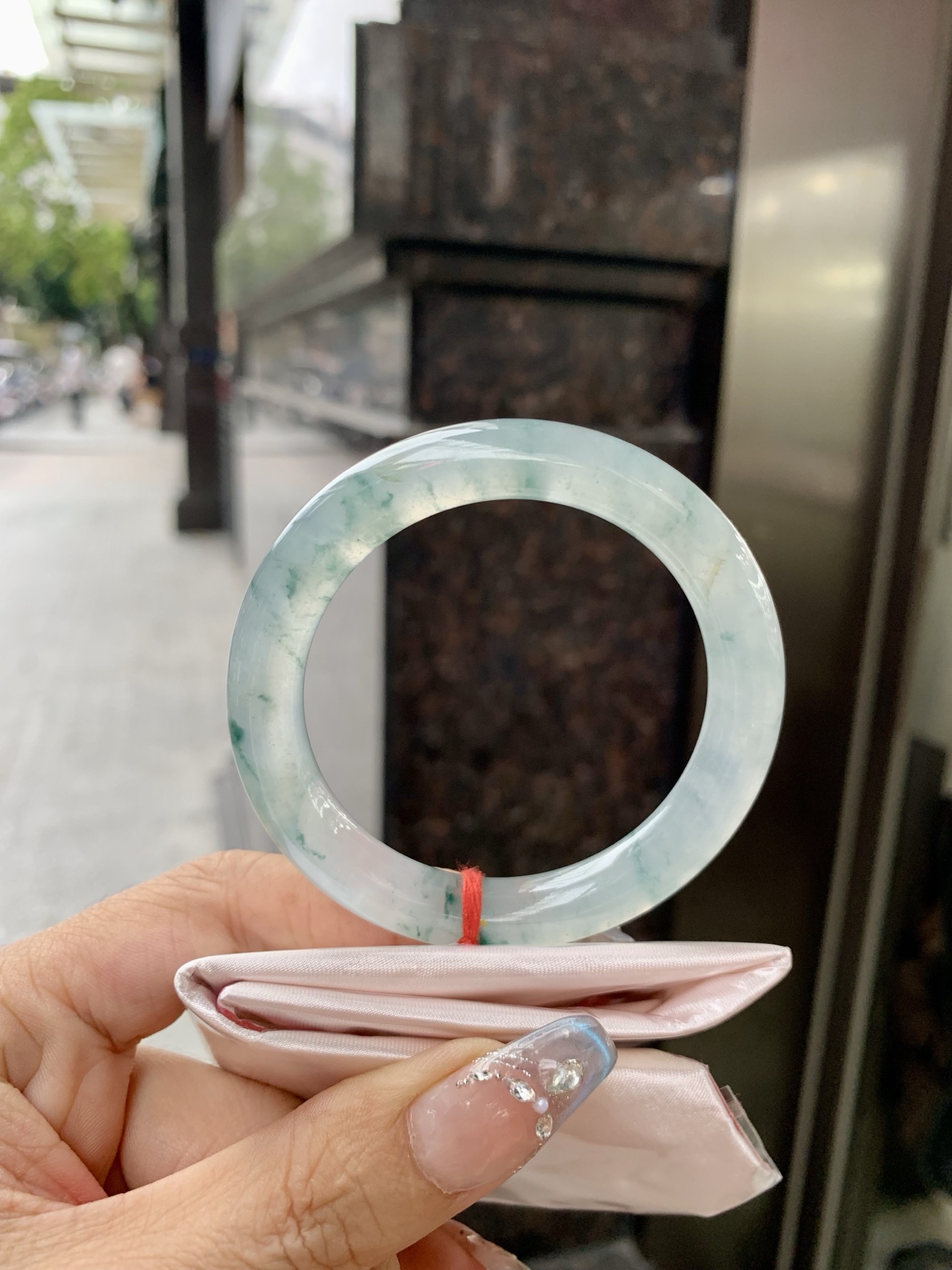 冰飘花圆条，50.5/8.9/9，0417-N465，打灯细纹，不影响，底妆冰透，胶润细腻，蓝花灵动飘逸，勾勒出一幅唯美诗意的山水意境画，古典优雅又秀气，有纹