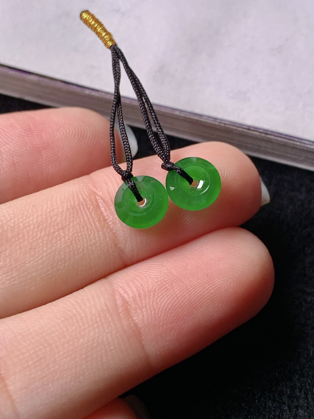 ️冰绿扣子一对，色泽浓艳，0417尺寸6.8*2.3/6.6*2.3