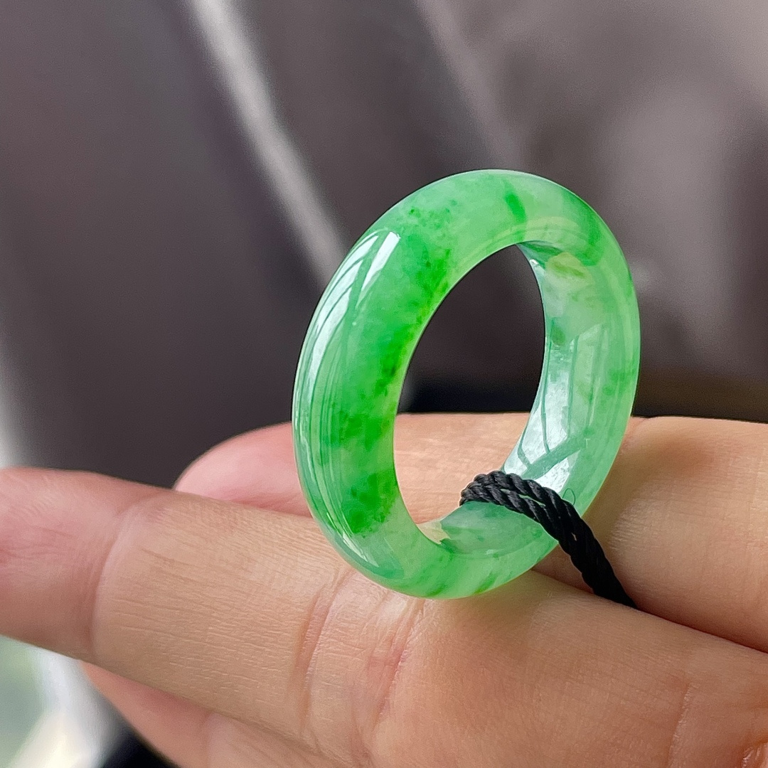 ️缅料冰阳绿指环，色辣，饱满水润，无裂，裸石尺寸7/4.2--19.3，圈口21。编码0520好数字