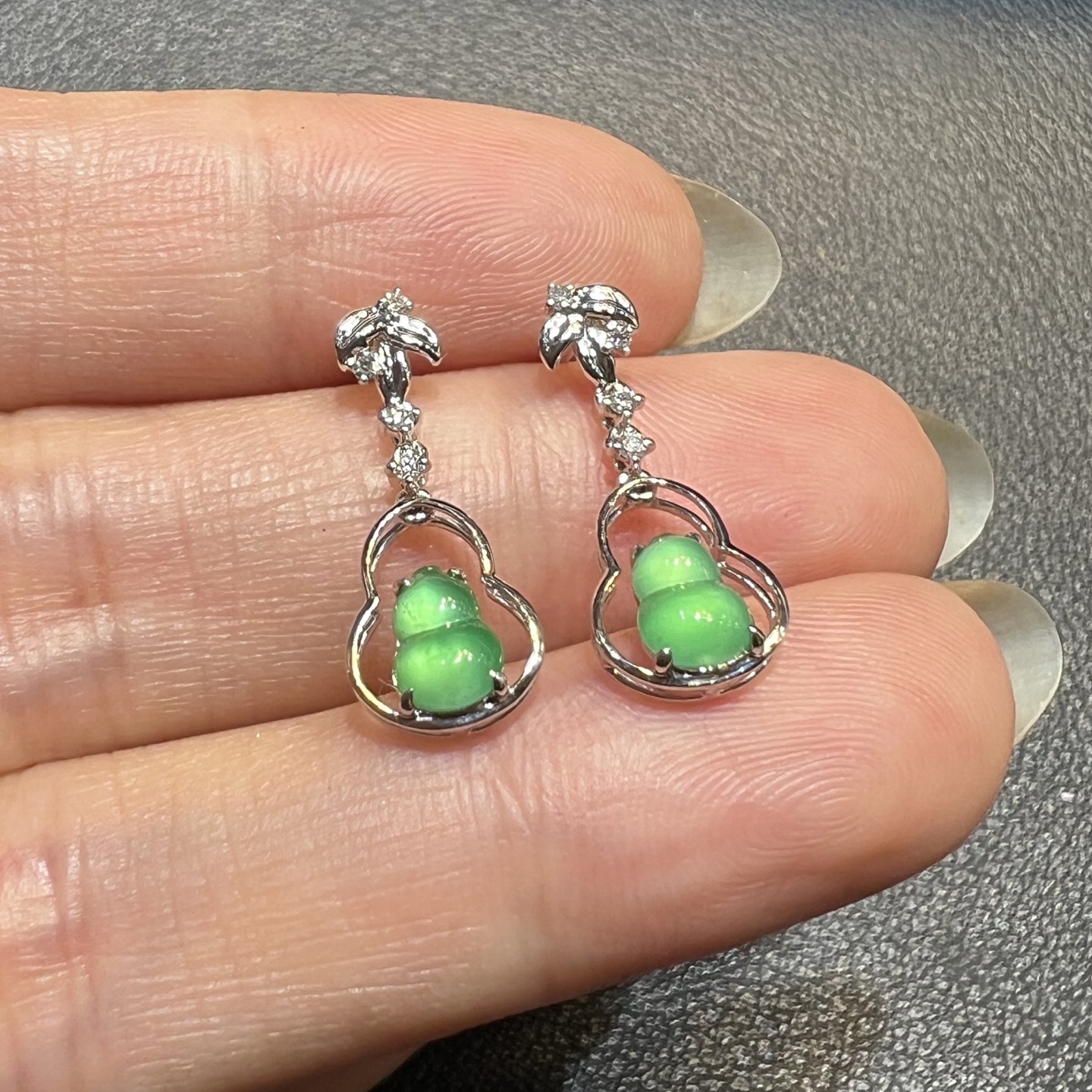 ️18k金钻石镶嵌冰种阳绿起光小葫芦耳钉耳坠精品天然缅甸翡翠A货，5.9-4.3-19.6-7.6-3.6