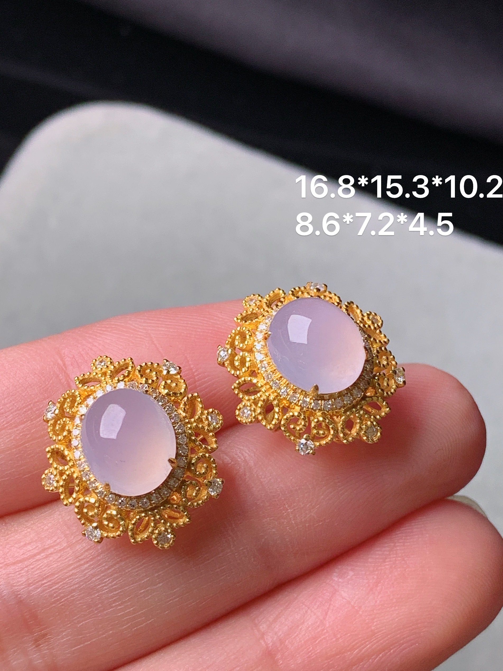 18k金钻镶嵌冰粉蛋面耳钉 玉质细腻 色泽艳丽清新 水润亮眼 整体尺寸16.8*15.3*10.2m5