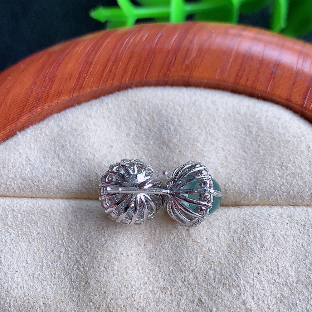 冰晴水翡翠925银镶嵌耳坠，自然光实拍，翠色灵动，颜色漂亮，种老水足，品相佳，佩戴佳品！W481.16 取一整体尺寸：7.8-9mm  裸石尺寸：6mm