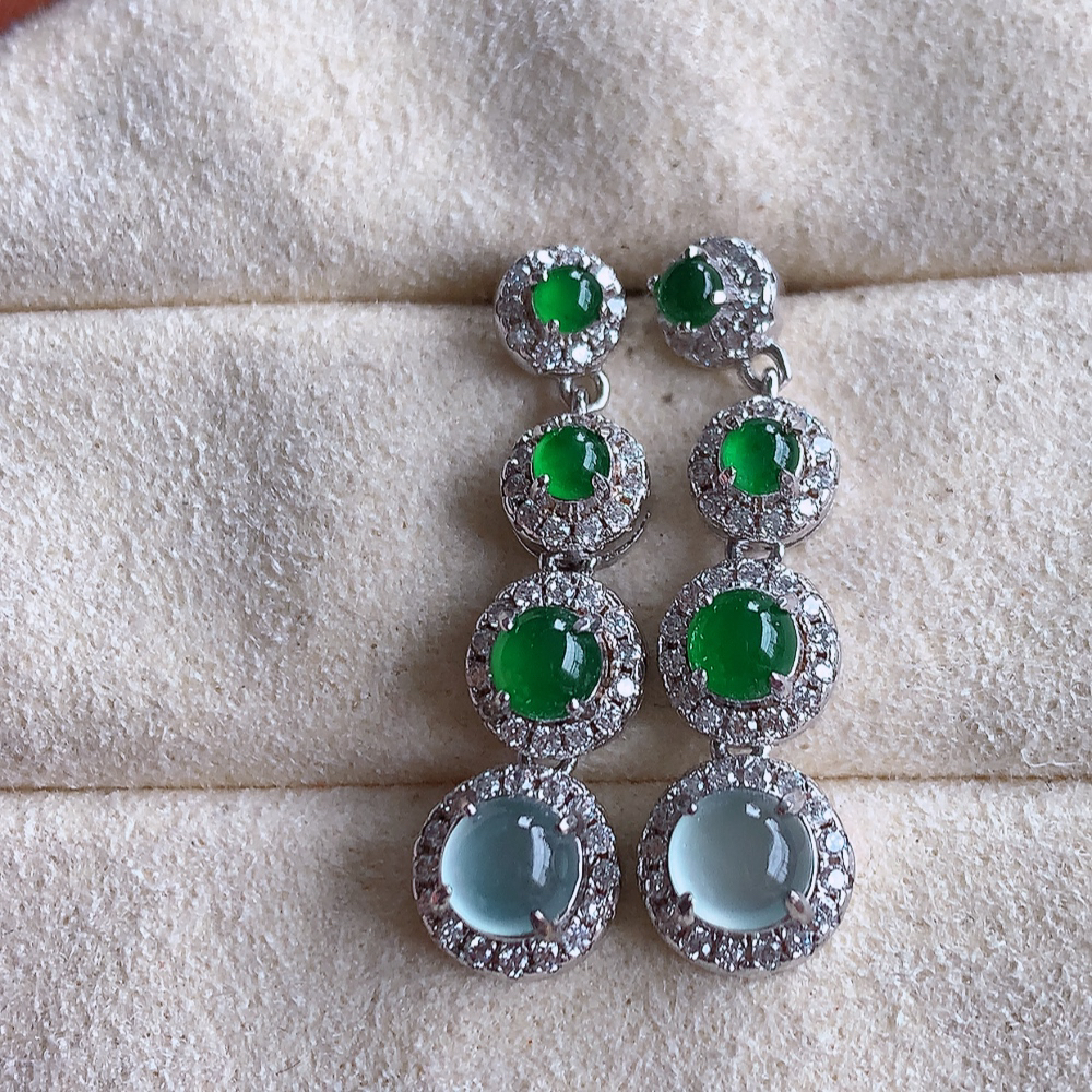 冰满绿翡翠925银镶嵌耳坠，自然光实拍，翠色灵动，颜色漂亮，种老水足，品相佳，佩戴佳品！W815.16  取一整体尺寸：27-7.3-6.5mm  裸石尺寸：4.8mm