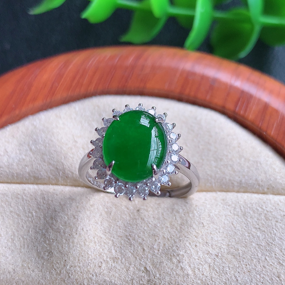 冰满绿精美蛋面翡翠戒指  玉质细腻  冰清玉润  飘花灵动  颜色漂亮  W815.16  内径尺寸