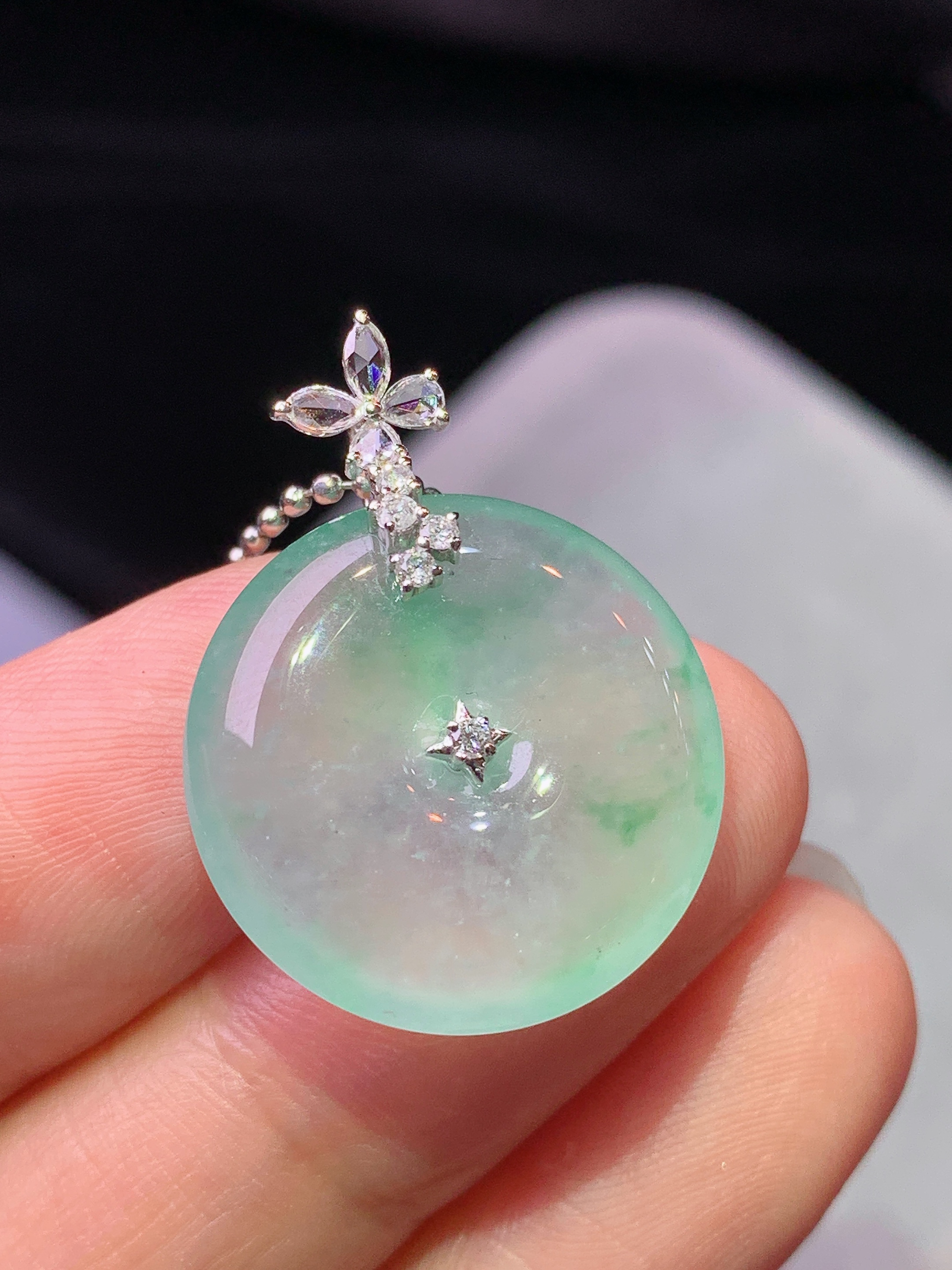 18k金钻镶嵌冰飘绿平安扣吊坠 玉质细腻 色泽艳丽清新 水润亮眼 整体尺寸26.2*19.5*5.6