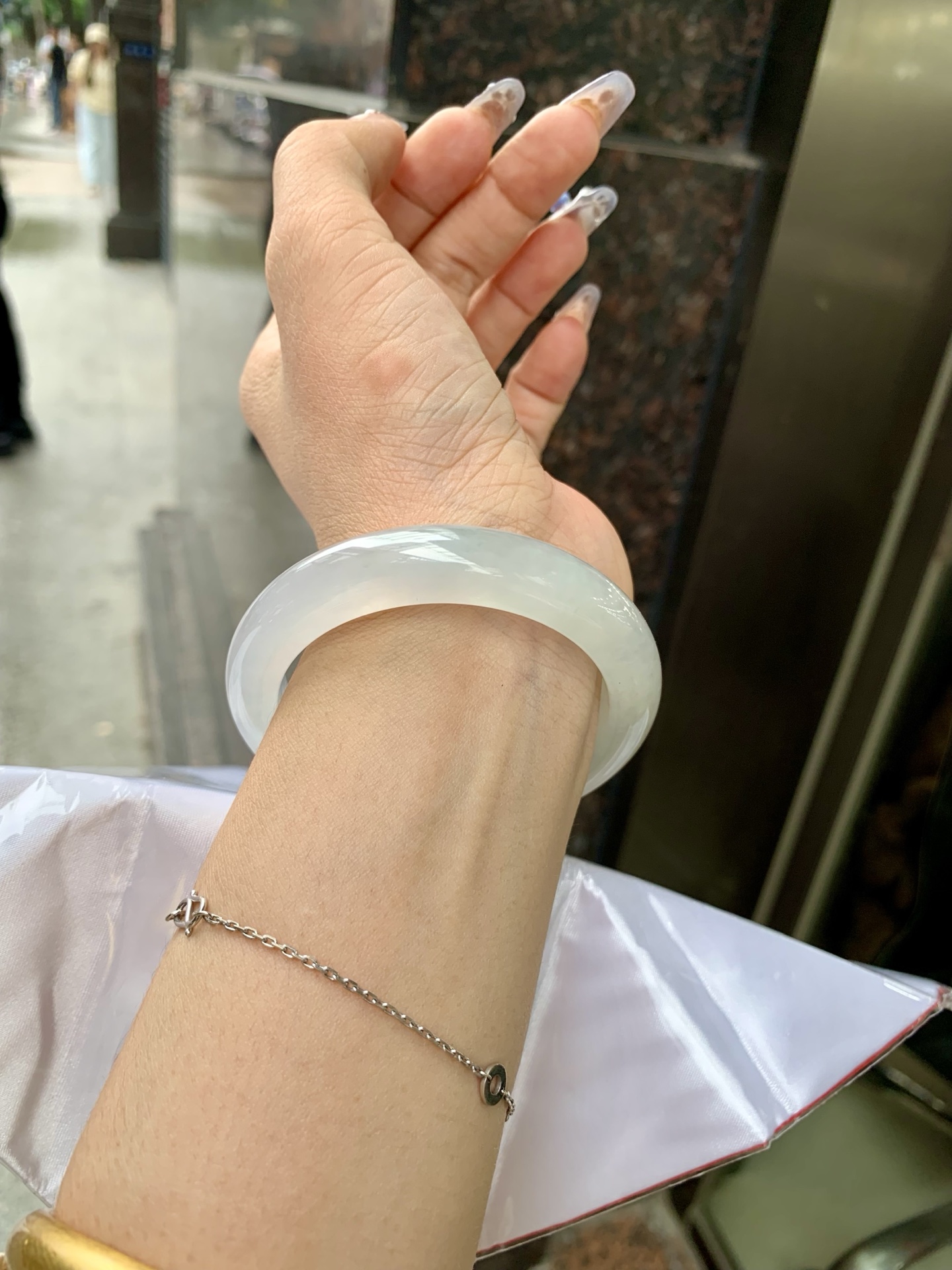 白冰正圈52.5-8.5-11.70417-H783-40打灯棉絮，底妆冰润细腻，一腕清透，简约清爽，不挑肤色年龄，给人一种清雅脱俗，天真纯美的感觉，真不愧是翡翠中的初恋