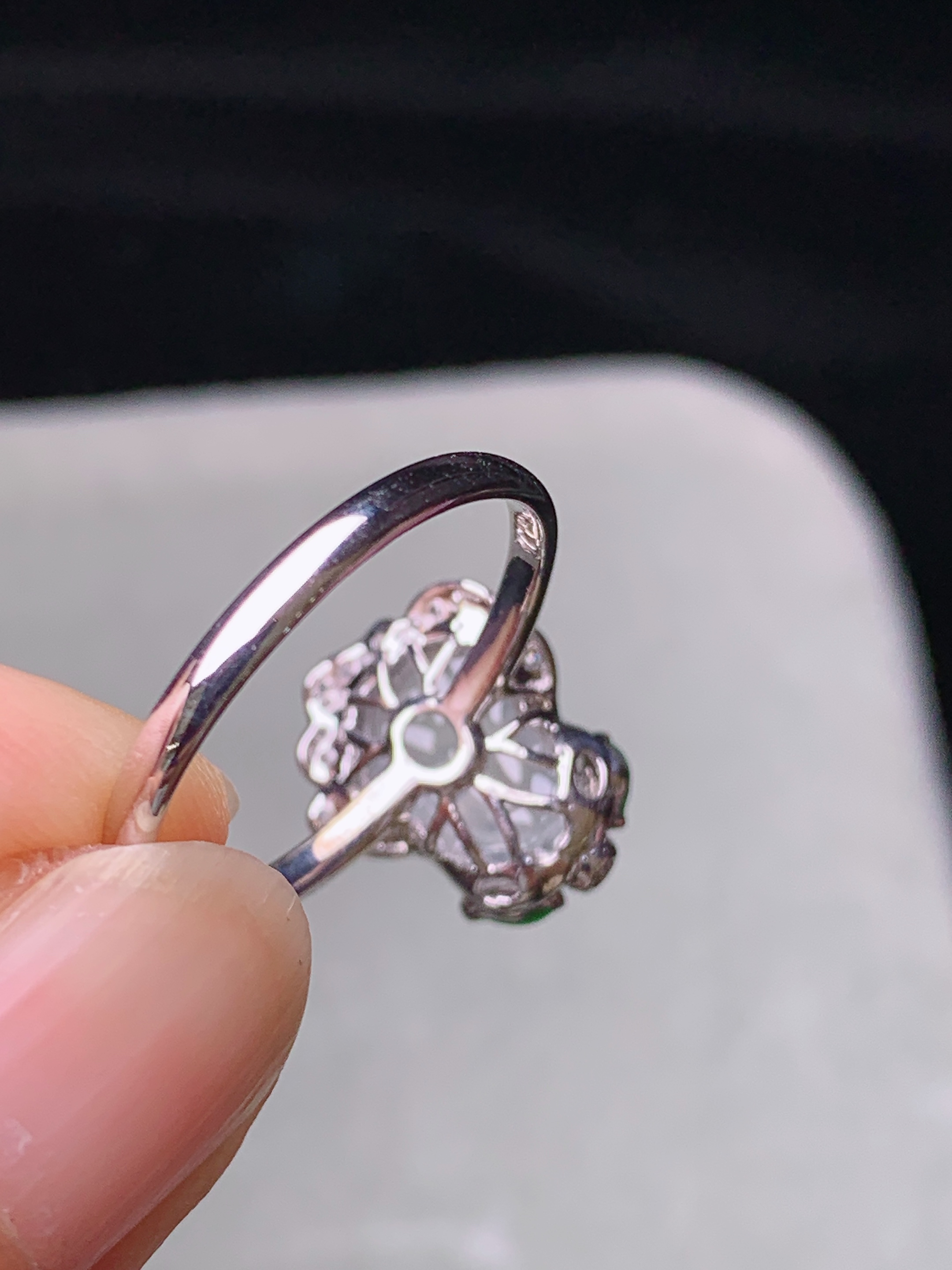 18k金钻镶嵌冰种白菜戒指 玉质细腻 色泽艳丽清新 水润亮眼 圈口13 整体尺寸13*10.8*6.8t1