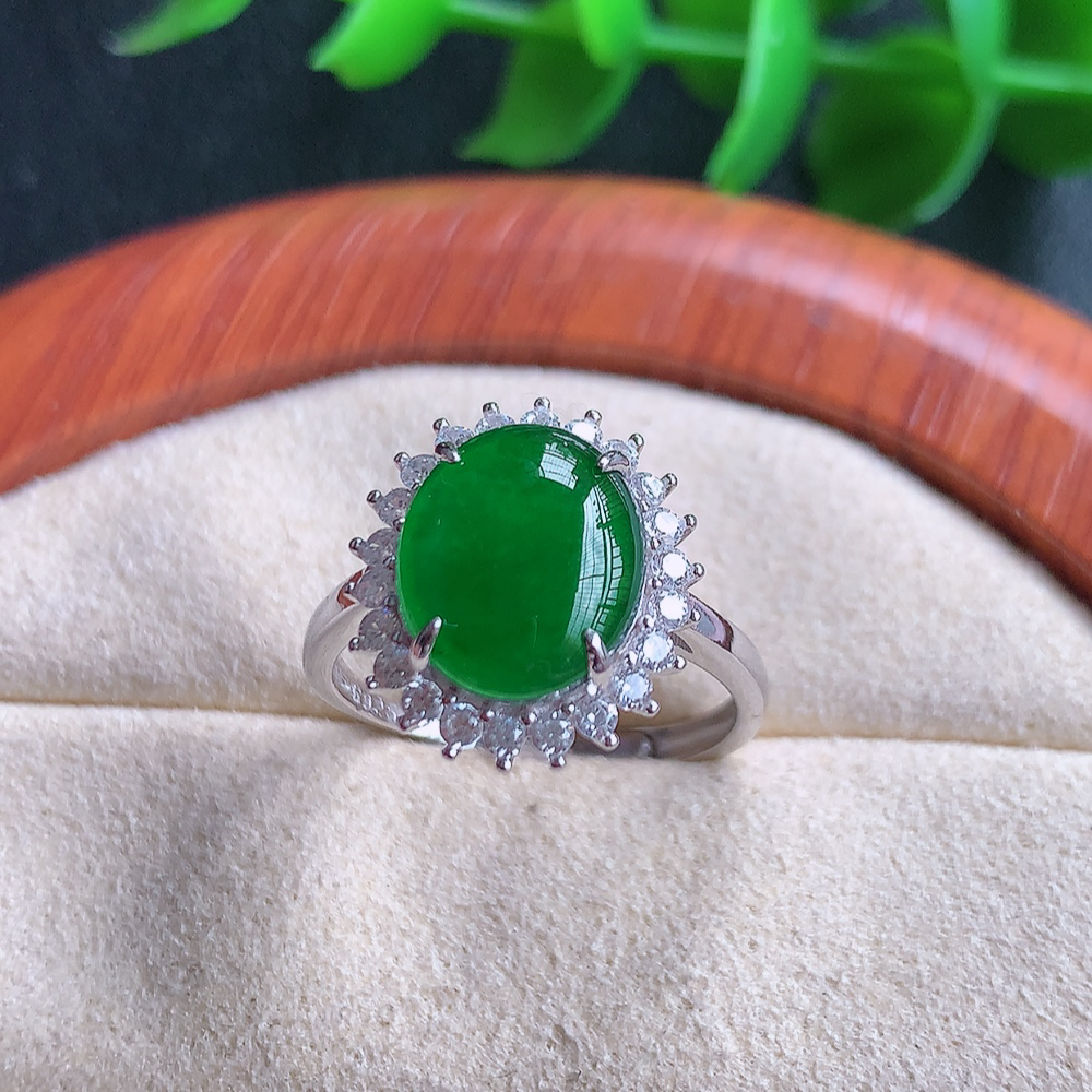 冰满绿精美蛋面翡翠戒指  玉质细腻  冰清玉润  飘花灵动  颜色漂亮  W815.16  内径尺寸