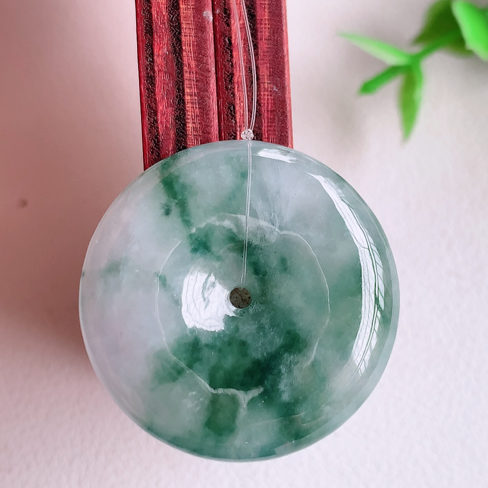 冰润飘花平安扣吊坠，厚装饱满，冰润剔透，细腻水足，种质润泽，飘花灵动，佩戴优雅大气，W49.16   尺寸：28-6mm