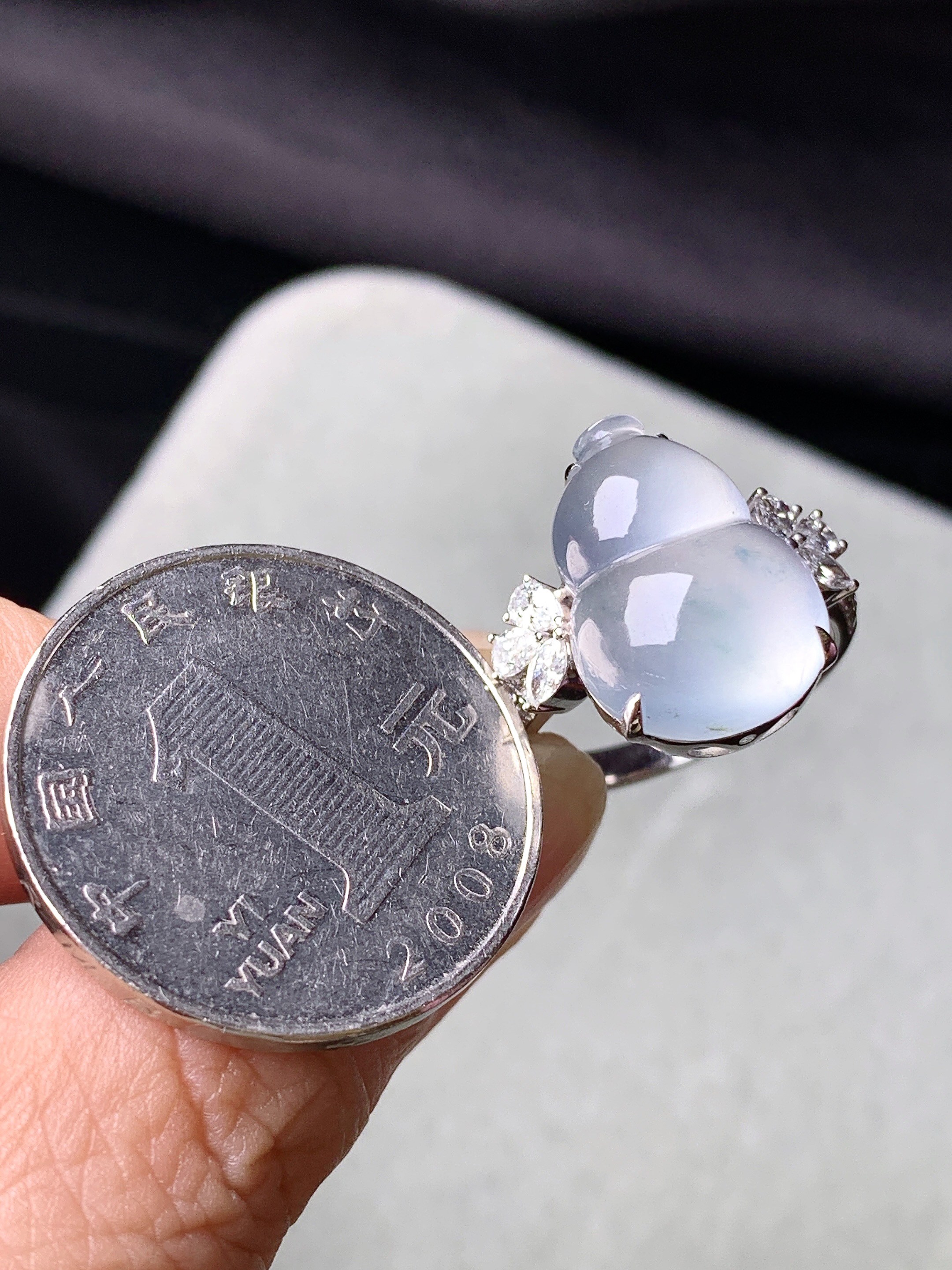 18k金钻镶嵌冰种葫芦戒指 玉质细腻 色泽艳丽清新 水润亮眼 圈口14 裸石尺寸16.6*11.8*6