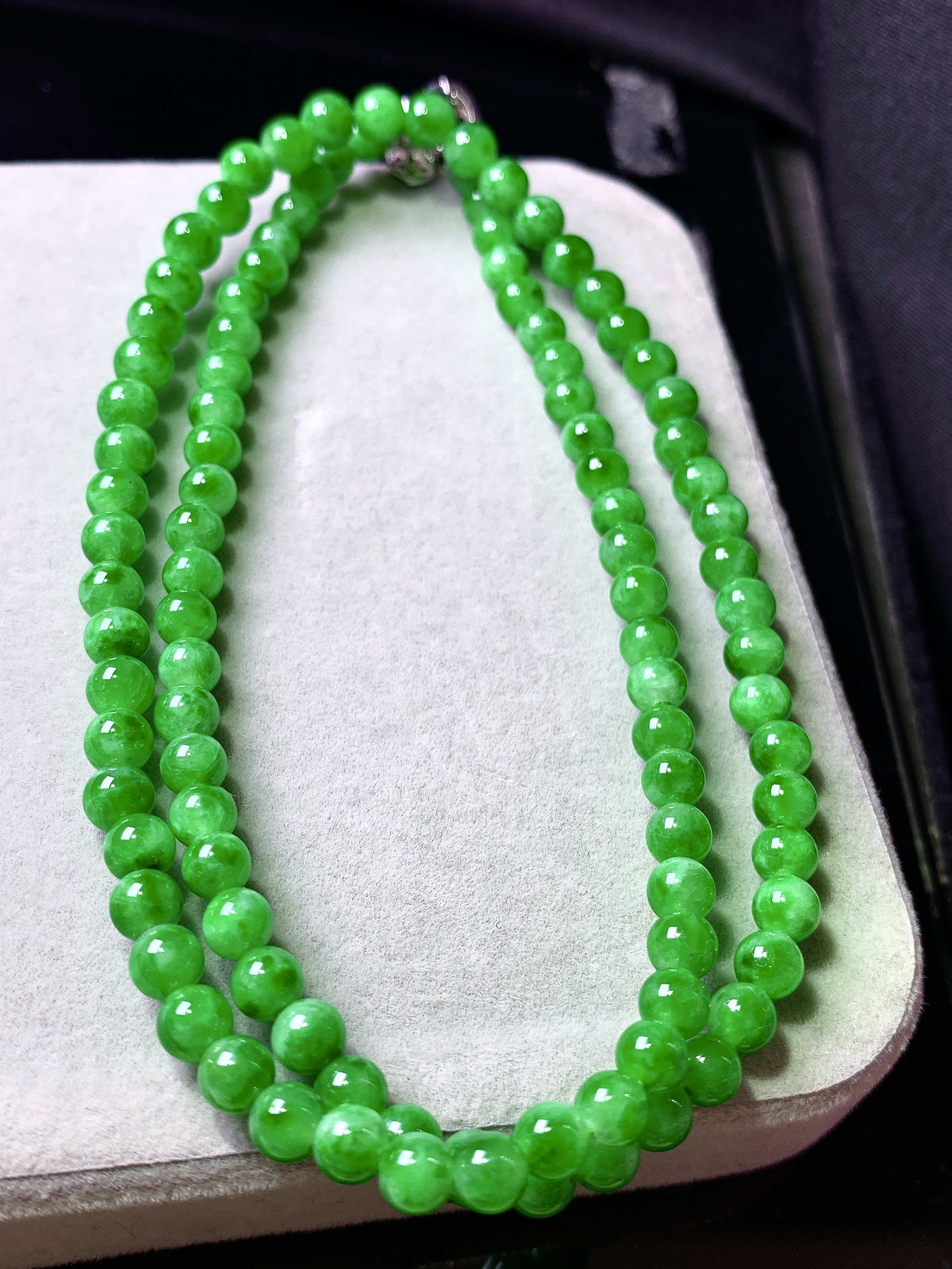 阳绿圆珠项链 玉质细腻 色泽艳丽清新 水润亮眼 整体尺寸4.5m5