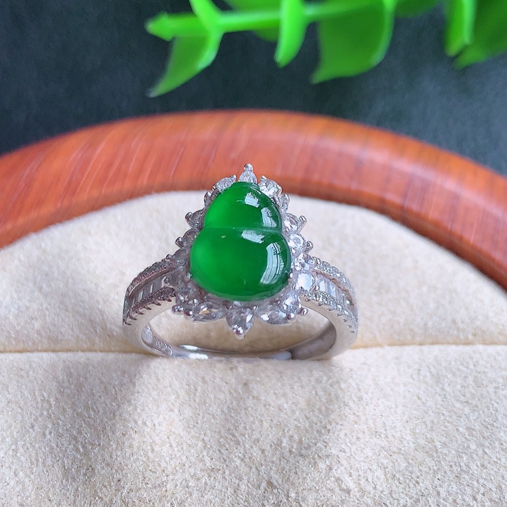 冰满绿精美翡翠葫芦戒指  玉质细腻  冰清玉润  飘花灵动  颜色漂亮  W481.16  内径尺寸：17-15.5-8mm  裸石尺寸：10-7.5mm