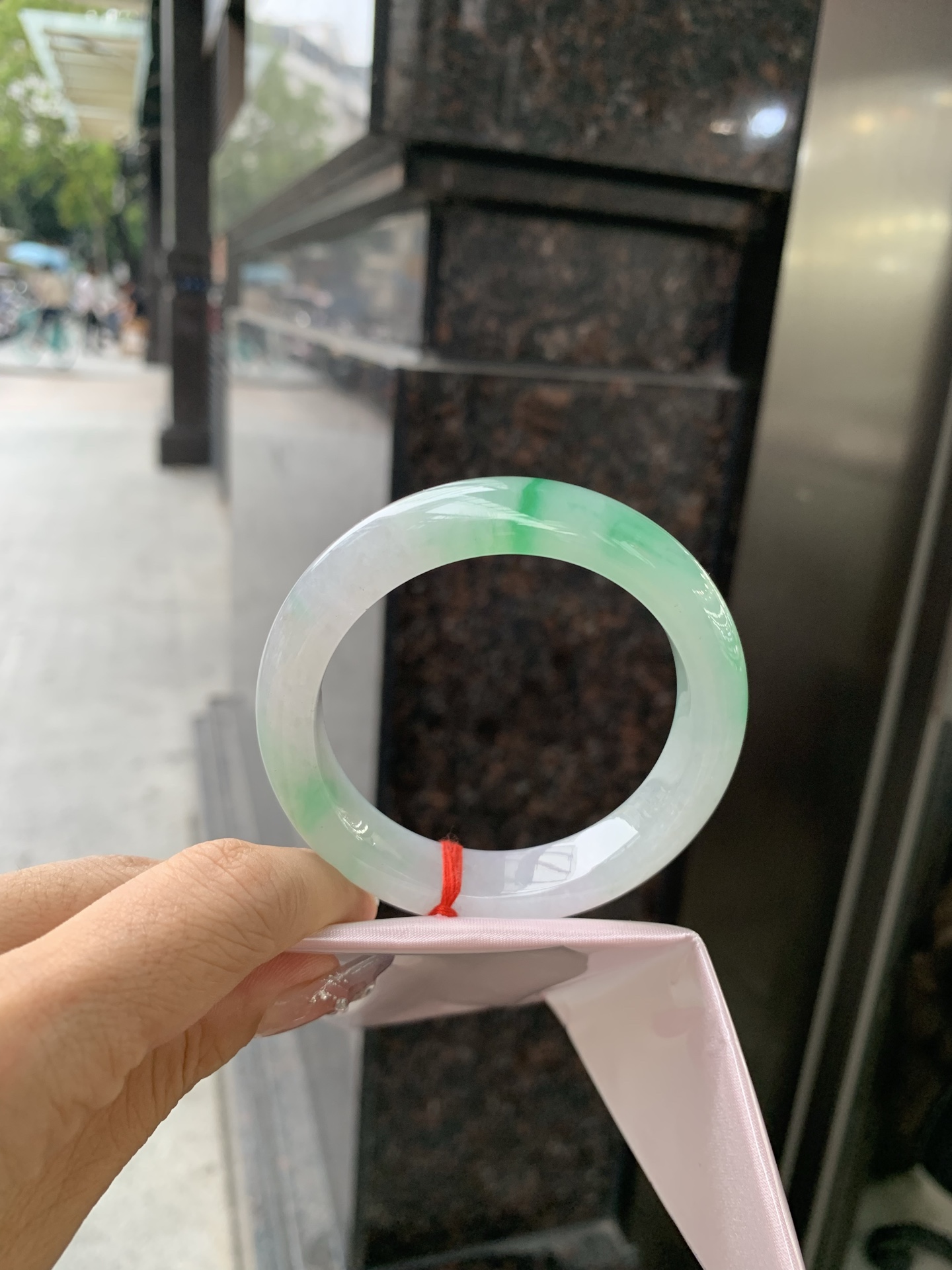 冰飘阳绿正圈53.5/12.1/8.80417-N461打灯细纹。底妆冰润清透，飘金丝阳绿花，鲜艳得像新冒头的嫩芽，灵动清新，即柔和又充满生机。