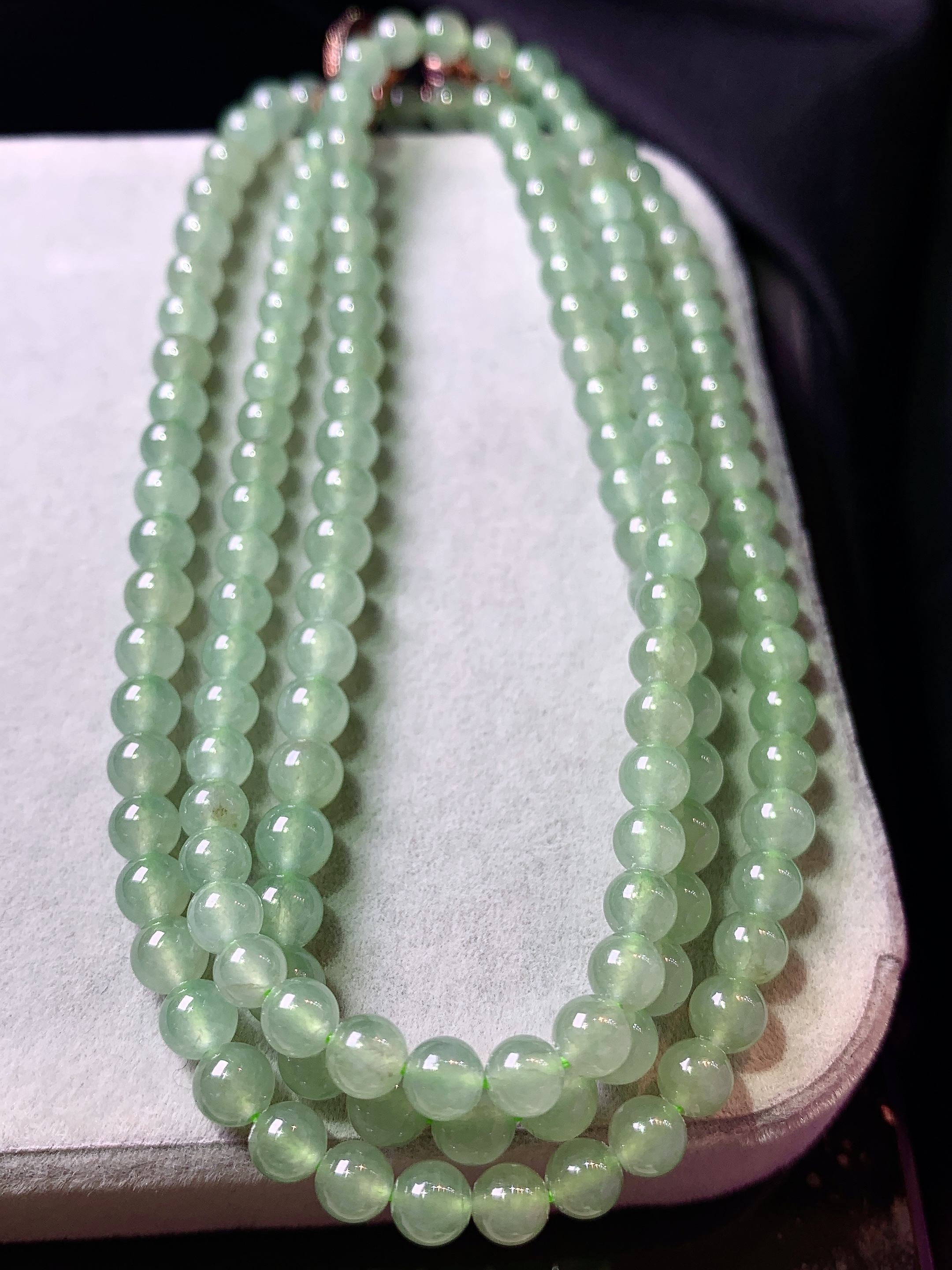 冰种浅绿圆珠项链 玉质细腻 色泽艳丽清新 水润亮眼 整体尺寸4.3c5