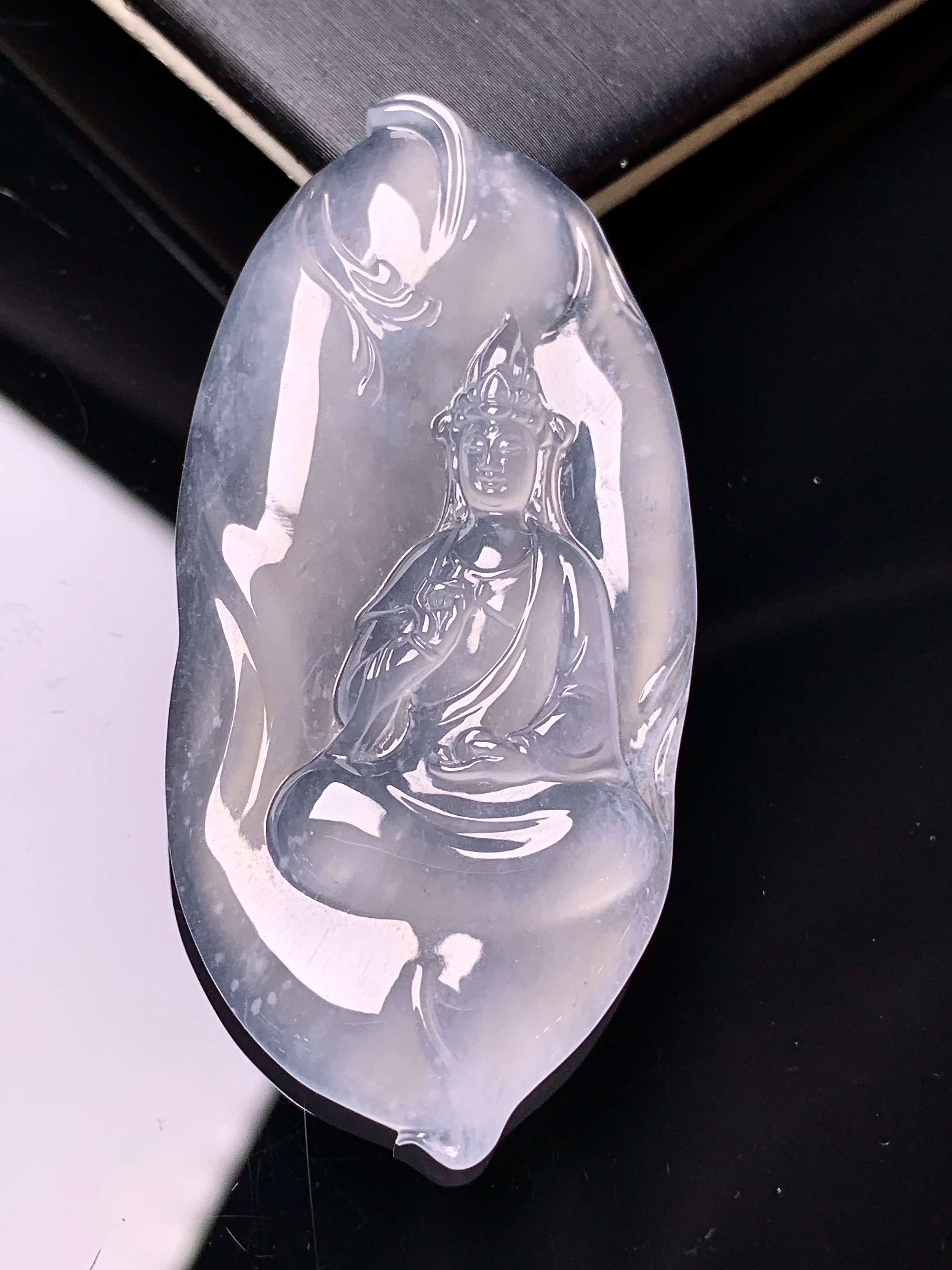 冰种观音菩萨吊坠 玉质细腻 色泽艳丽清新 水润亮眼 整体尺寸52.8*25.3*5x7