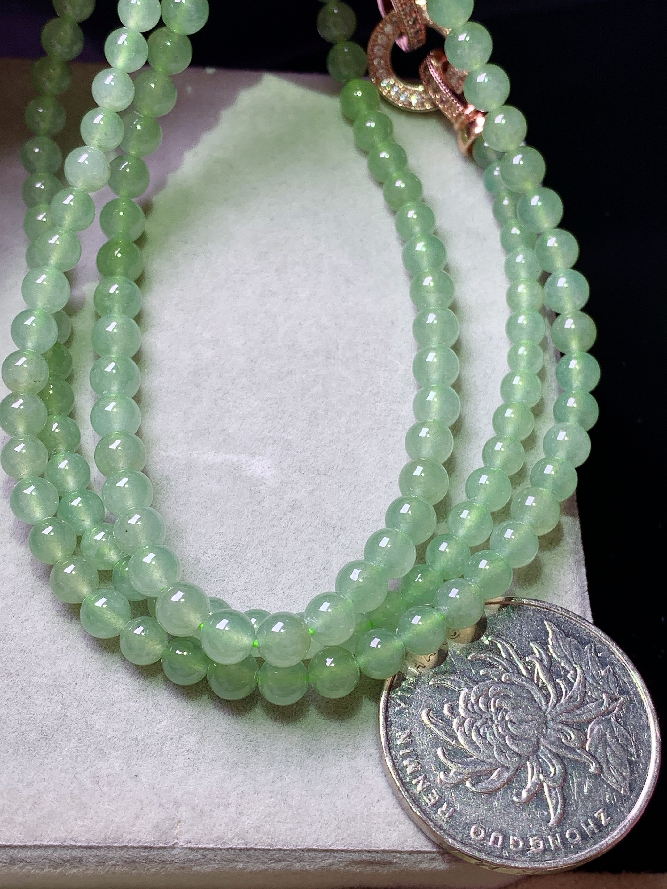 冰种浅绿圆珠项链 玉质细腻 色泽艳丽清新 水润亮眼 整体尺寸4.3c5