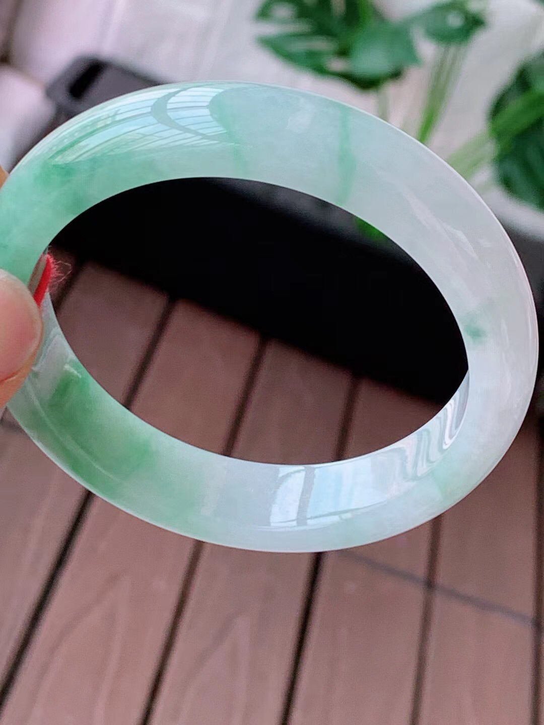 【翡翠名称】老种冰飘花53.6正圈口手镯
【翡翠尺寸】53.6/12.6/7.8mm适合52.6-55正圈口佩戴
【翡翠描述】宝贝种老水足，玉质细腻，色泽靓丽，性价比高，佩戴效果好！
【其它赠送】权威证书/精美挂绳盒子/支持全国复检