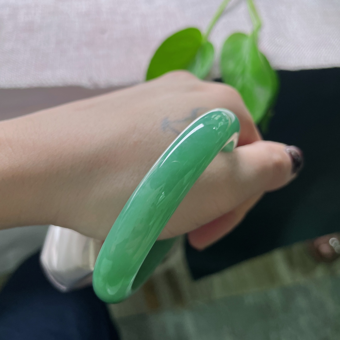 57.4/11.4/7.7，绿底正圈，水润细腻，盈盈一水间，脉脉不语。乌鸡，无裂，ss50932a