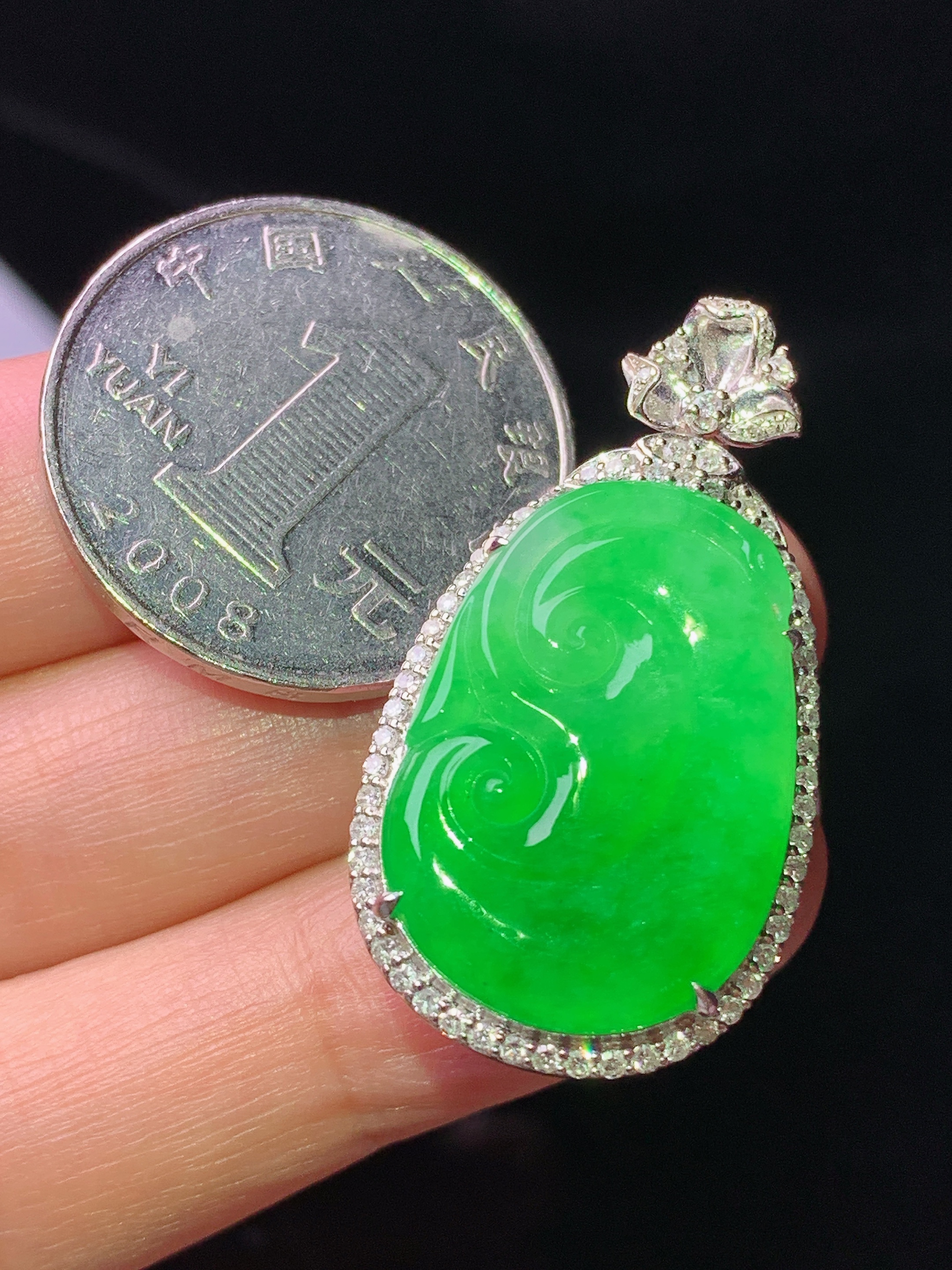 18金钻镶嵌阳绿如意吊坠 玉质细腻 色泽艳丽清新 水润亮眼 整体尺寸35.6*19*9.5y1