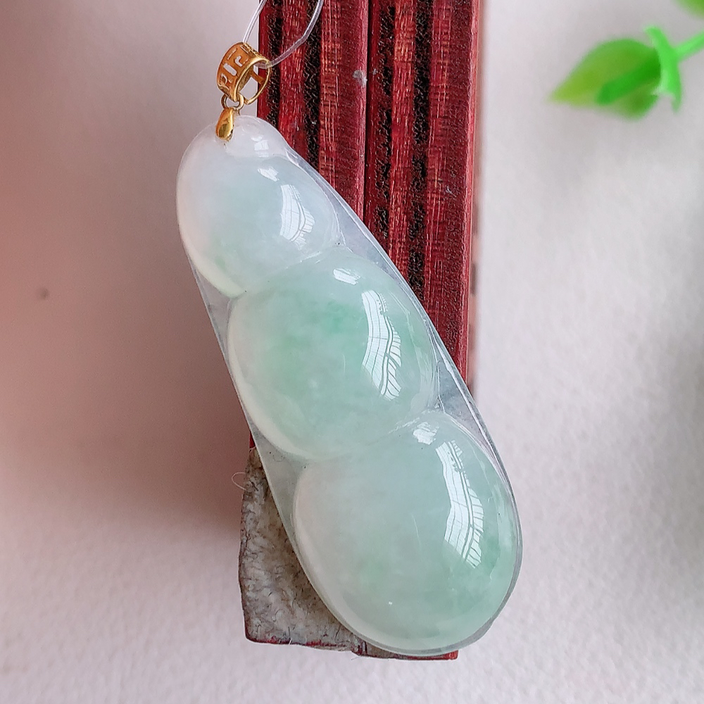 18k金扣冰润福豆翡翠挂件，老种飘花  冰清玉洁  胶感十足  寓意“四季平安，福气满满”颜色鲜艳，清新自然，饱满通透   W49.16  尺寸：37-14.3-6.2mm