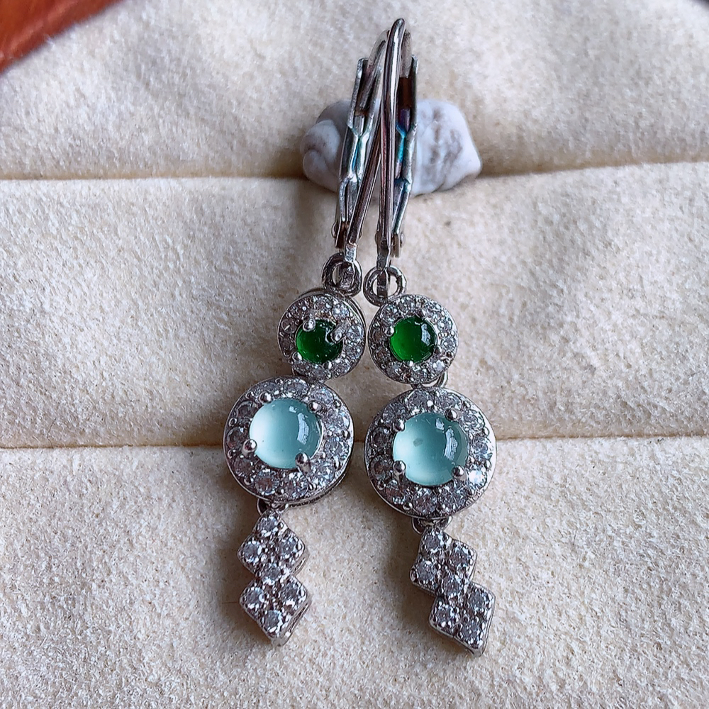 冰晴水翡翠925银镶嵌耳坠，自然光实拍，翠色灵动，颜色漂亮，种老水足，品相佳，佩戴佳品！W481.1